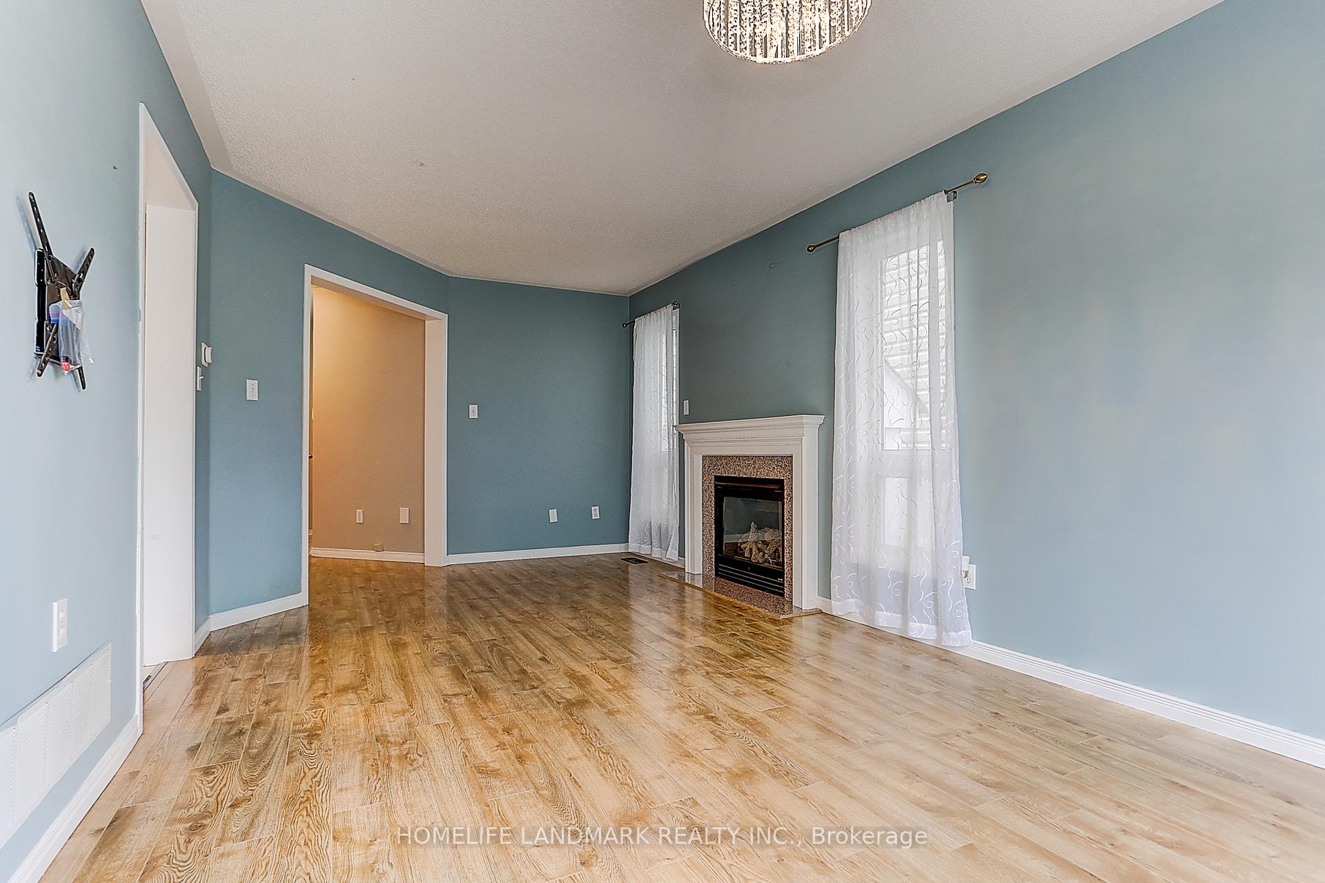 Photo 33 of 4 Sinden Drive, Whitby, Brooklin — HOMEH