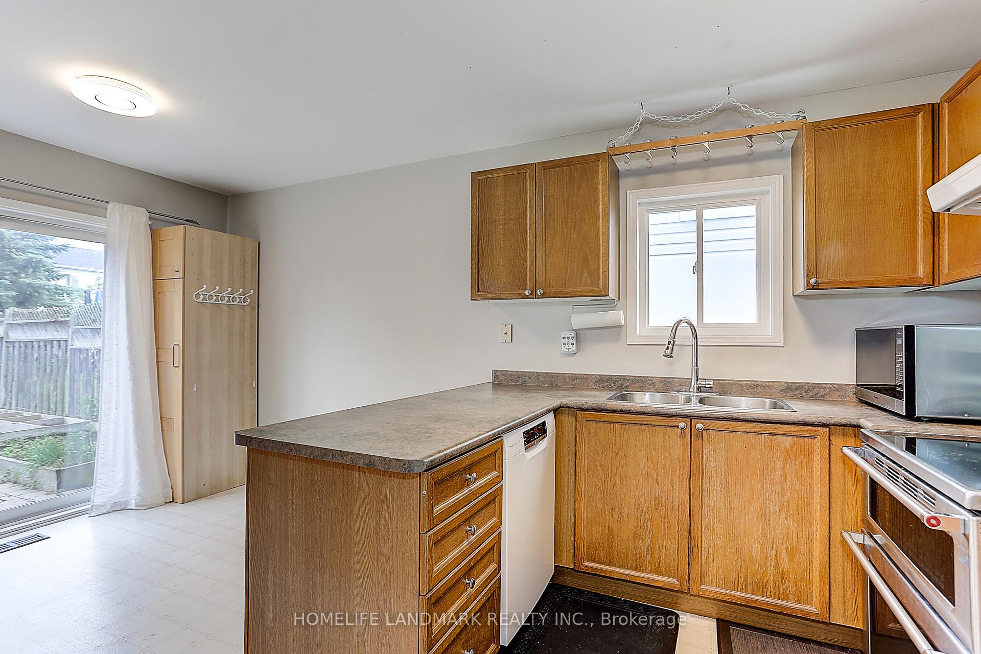 Photo 10 of 4 Sinden Drive, Whitby, Brooklin — HOMEH
