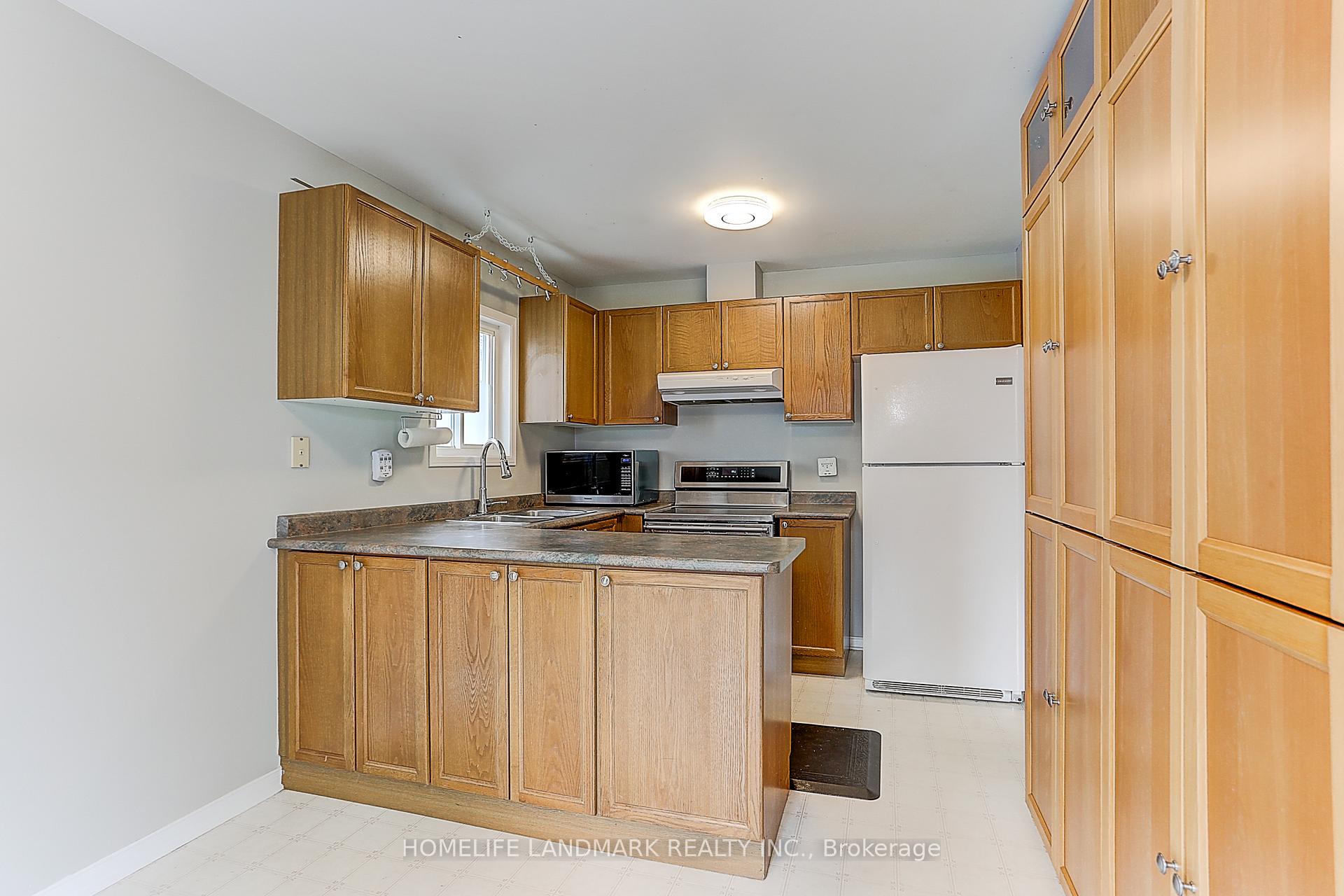 Photo 11 of 4 Sinden Drive, Whitby, Brooklin — HOMEH