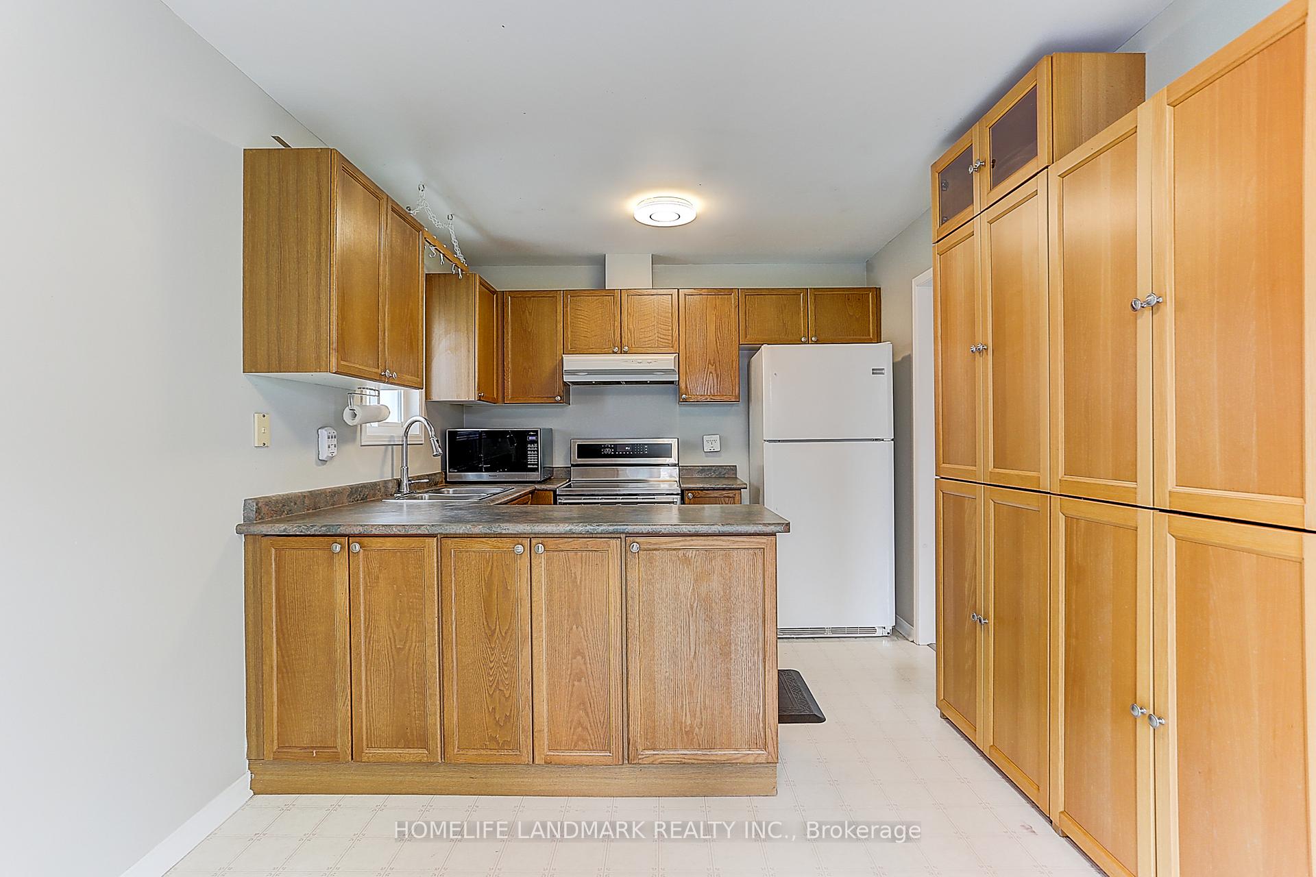 Photo 12 of 4 Sinden Drive, Whitby, Brooklin — HOMEH