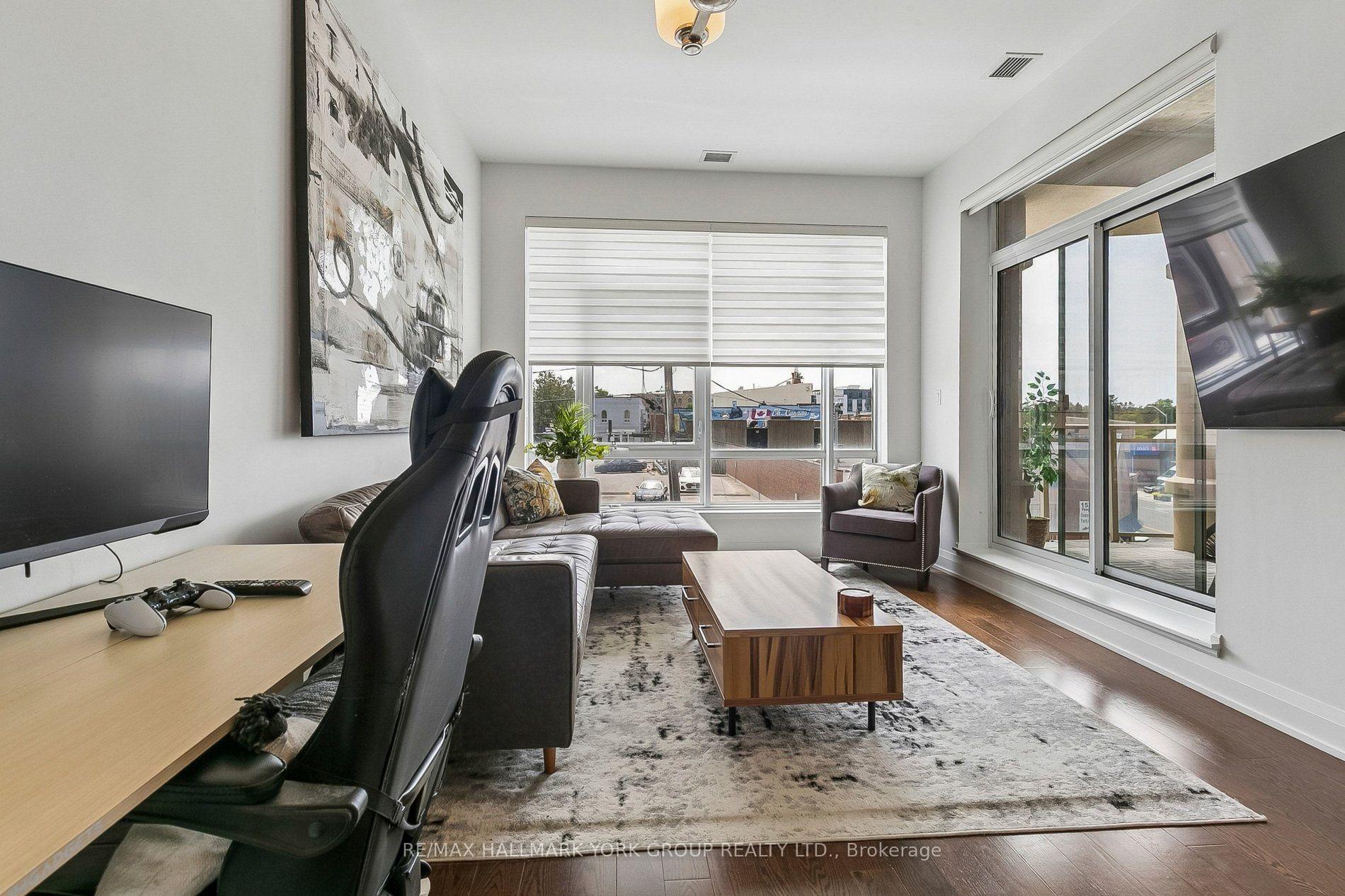 Photo 3 of Unit 11, 15277 Yonge Street, Aurora, Aurora Village — HOMEH