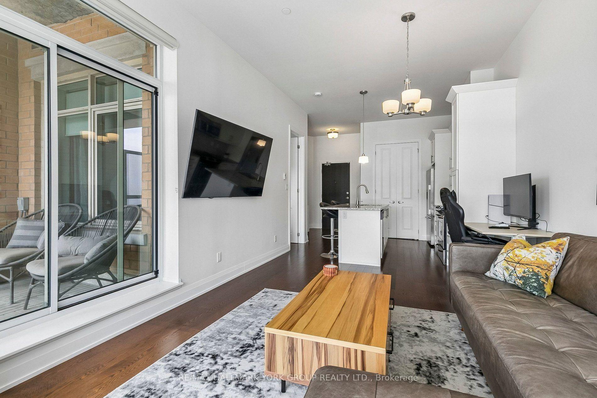 Photo 4 of Unit 11, 15277 Yonge Street, Aurora, Aurora Village — HOMEH