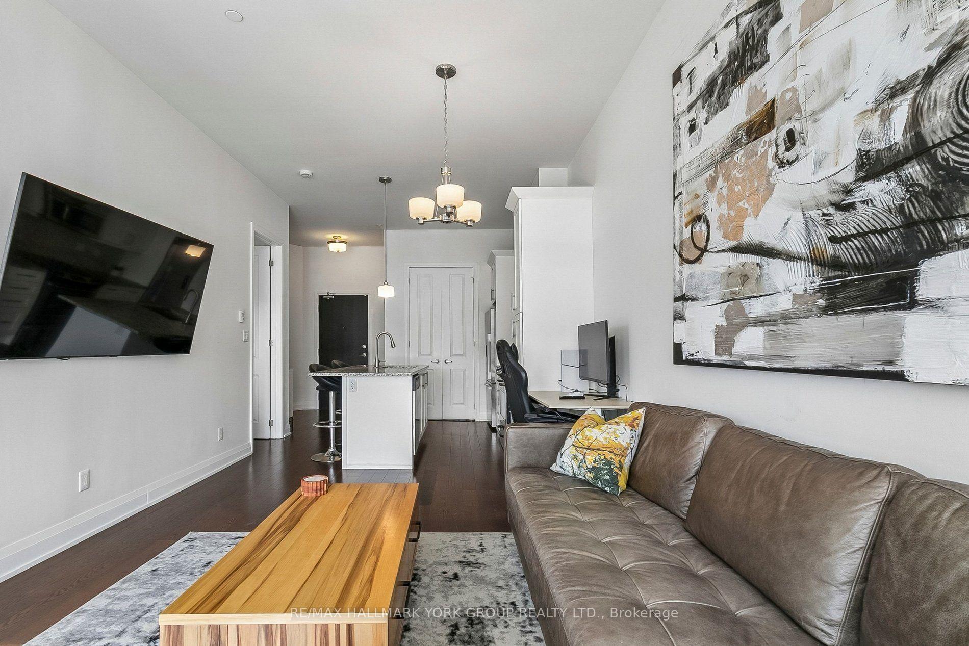 Photo 5 of Unit 11, 15277 Yonge Street, Aurora, Aurora Village — HOMEH