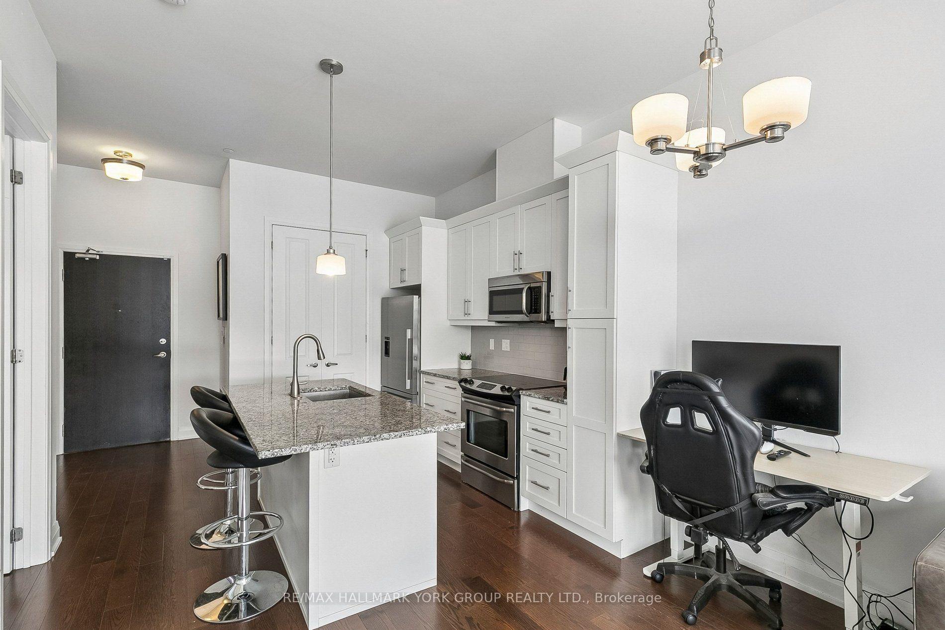 Photo 8 of Unit 11, 15277 Yonge Street, Aurora, Aurora Village — HOMEH