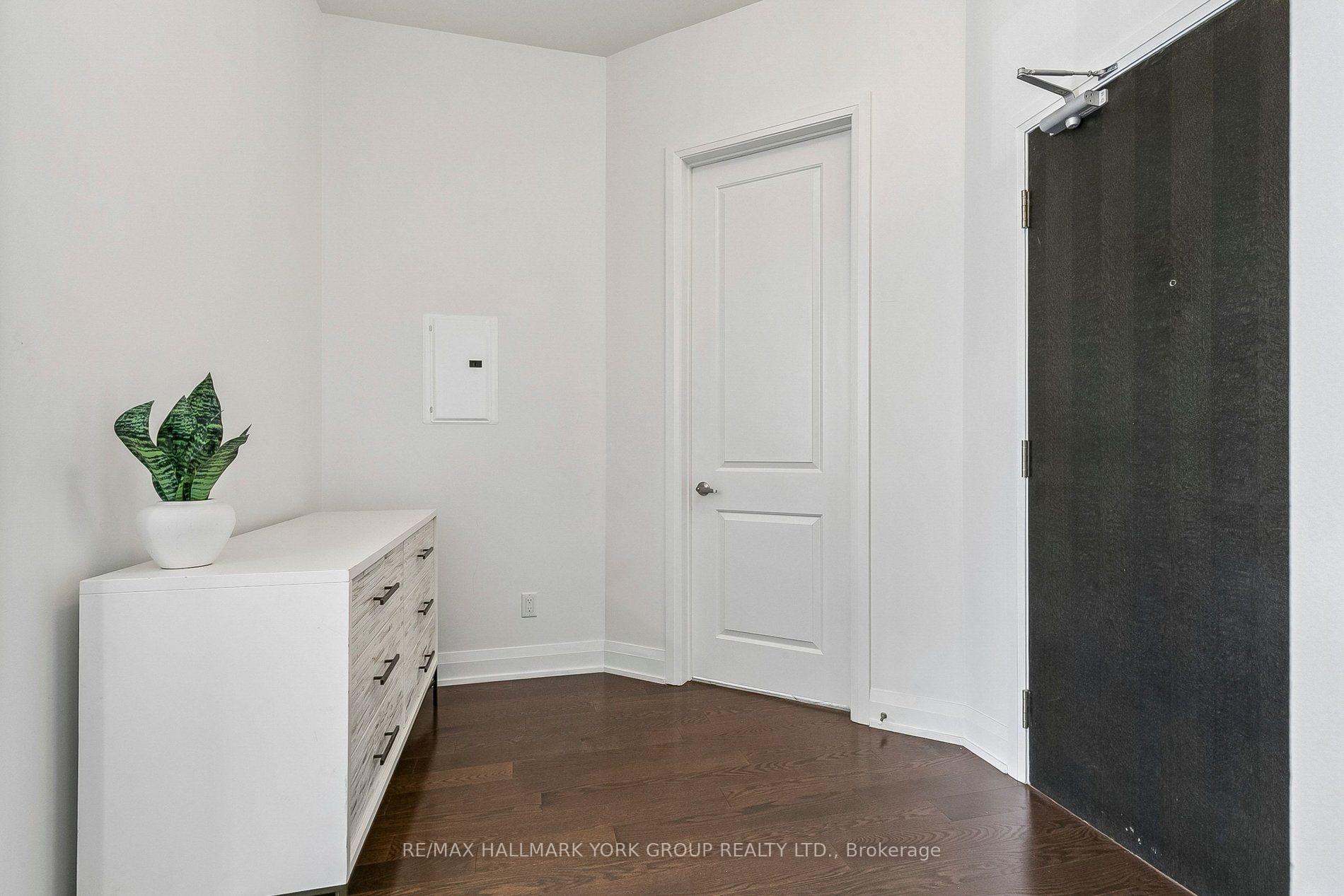 Photo 21 of Unit 11, 15277 Yonge Street, Aurora, Aurora Village — HOMEH