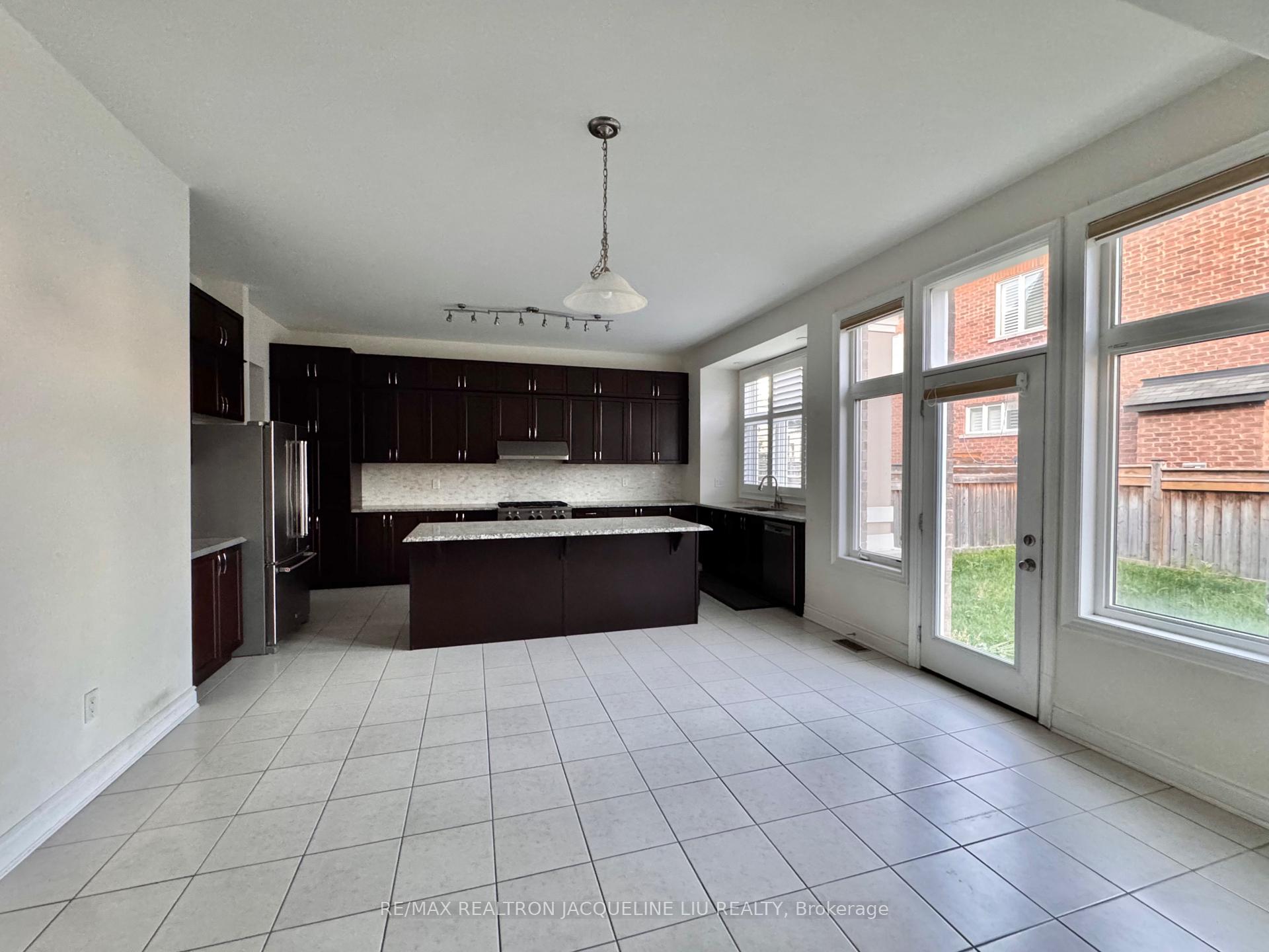 Photo 5 of 65 Major Crescent, Aurora, Rural Aurora — HOMEH