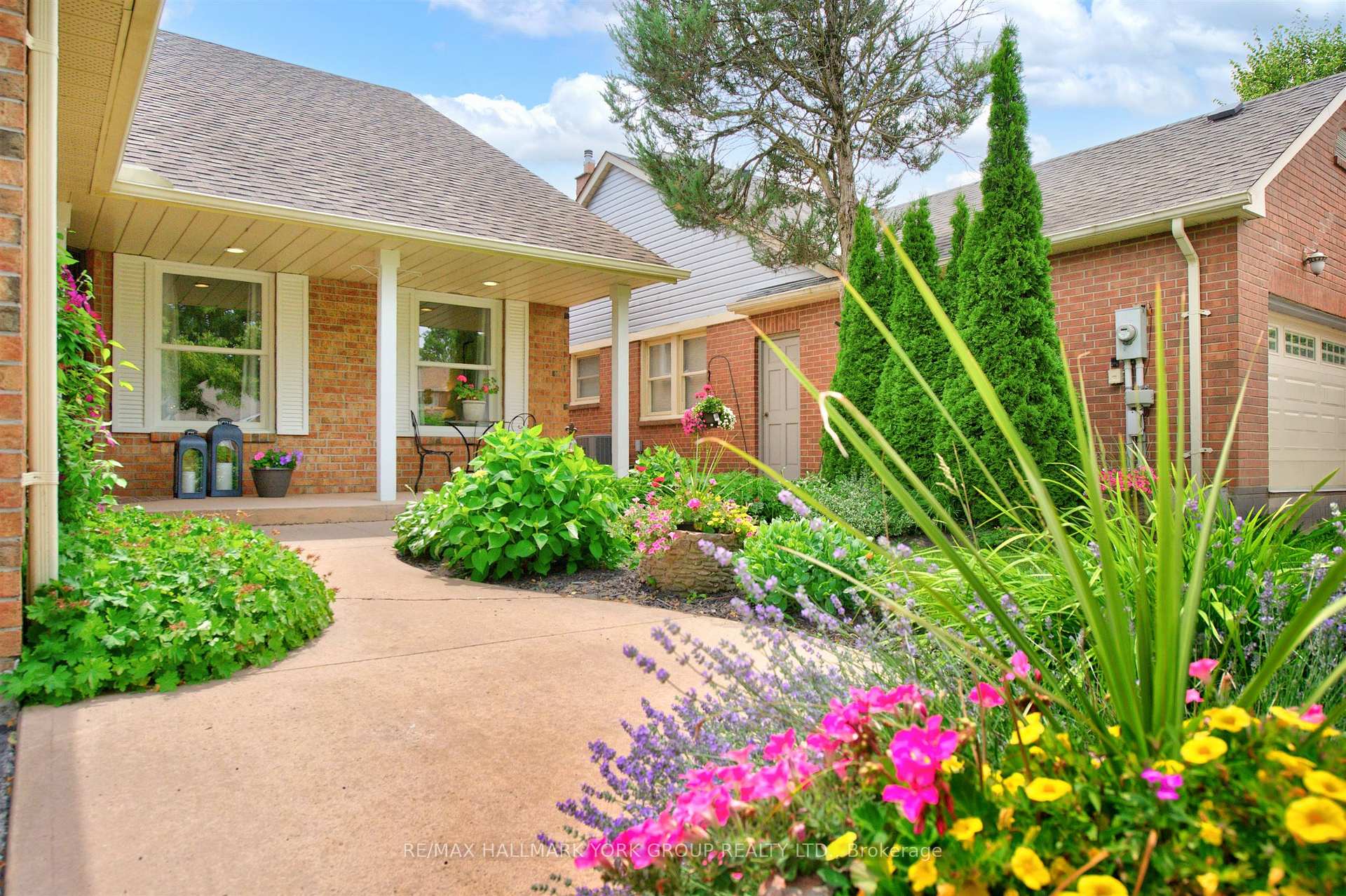 Photo 3 of 263 John Bowser Crescent, Newmarket, Glenway Estates — HOMEH