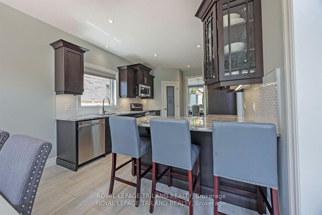 Photo 8 of 2349 Dauncey Crescent, London, North B — HOMEH