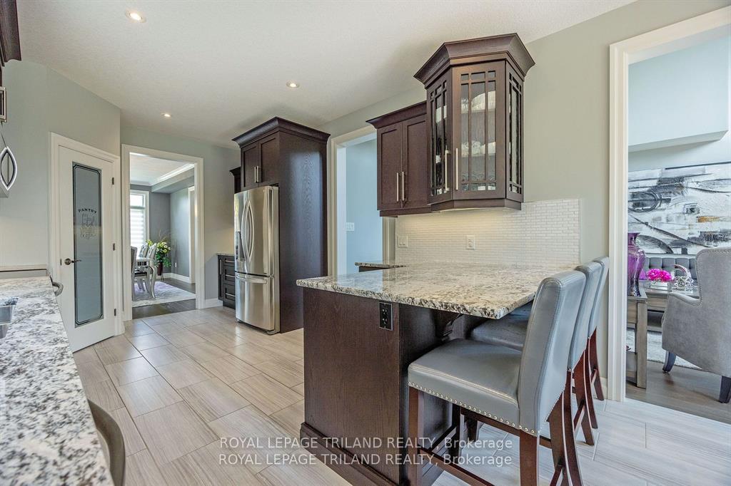 Photo 10 of 2349 Dauncey Crescent, London, North B — HOMEH