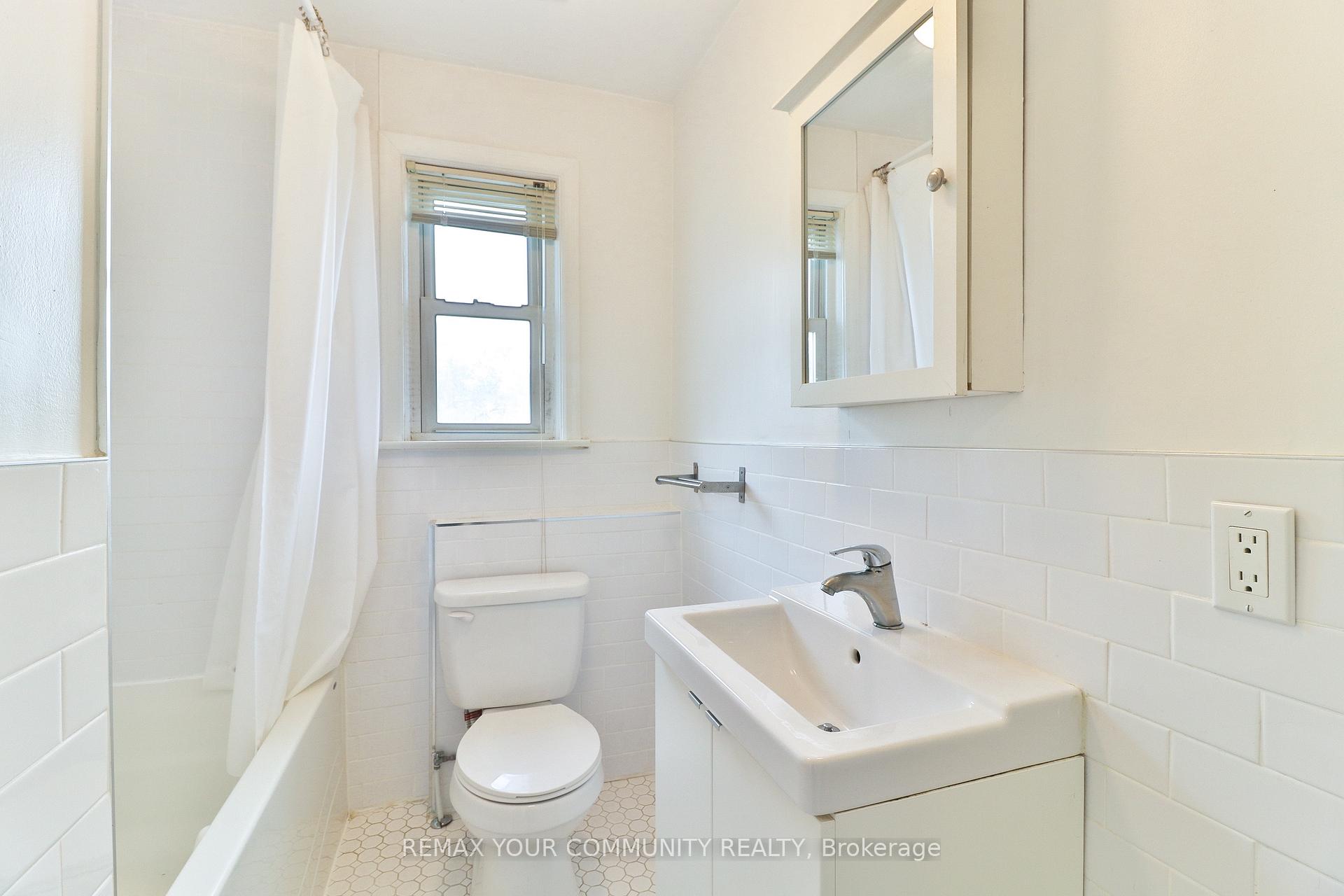 Photo 6 of Unit upper, 6 Lennox Street, Toronto, University — HOMEH