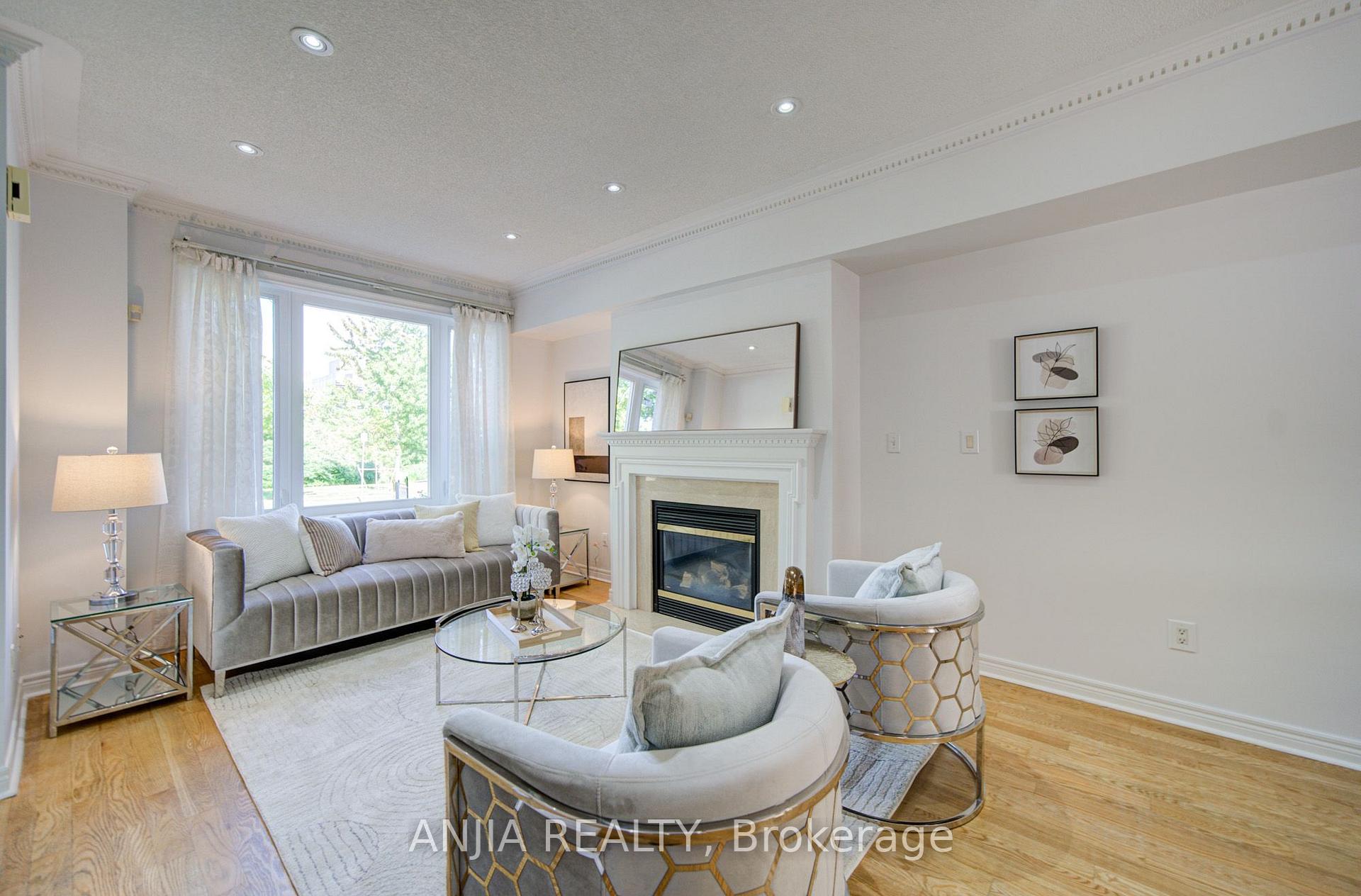Photo 5 of 44 Pond Drive, Markham, Commerce Valley — HOMEH