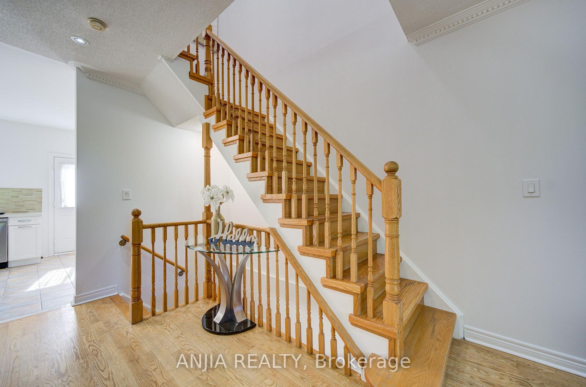 Photo 12 of 44 Pond Drive, Markham, Commerce Valley — HOMEH