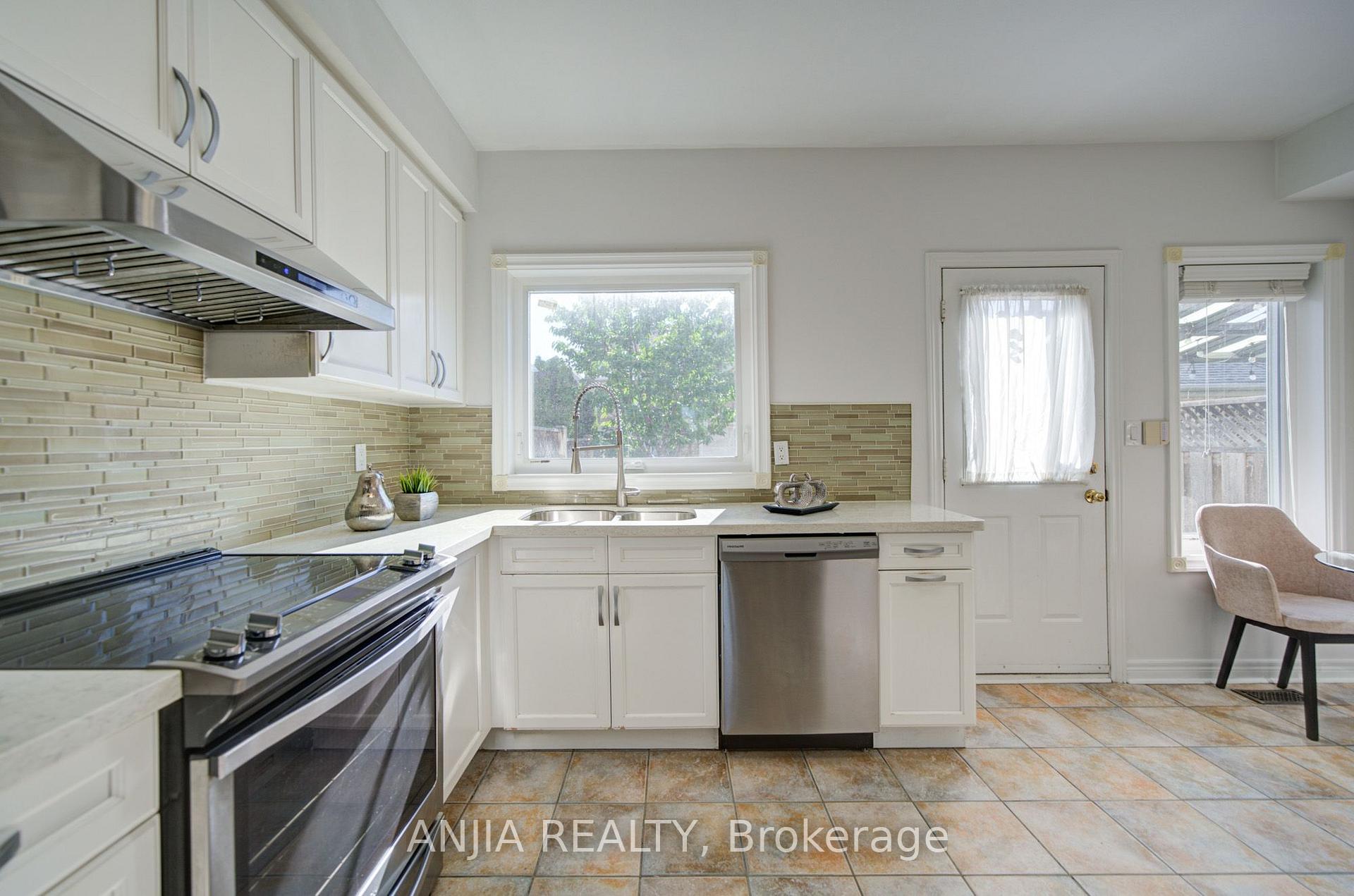 Photo 15 of 44 Pond Drive, Markham, Commerce Valley — HOMEH