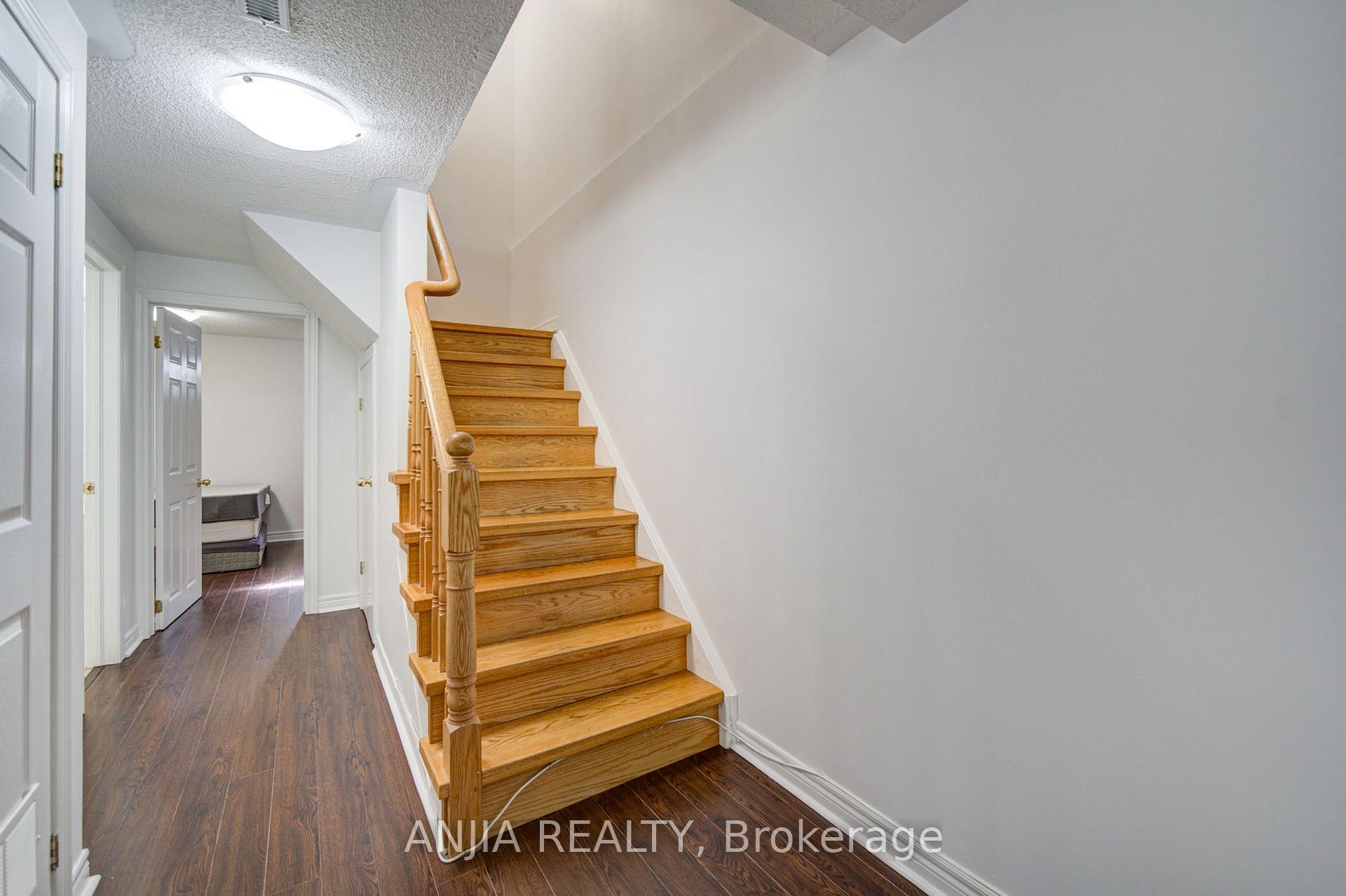 Photo 36 of 44 Pond Drive, Markham, Commerce Valley — HOMEH