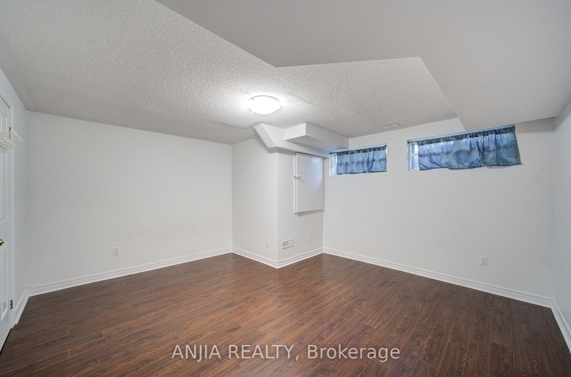 Photo 38 of 44 Pond Drive, Markham, Commerce Valley — HOMEH
