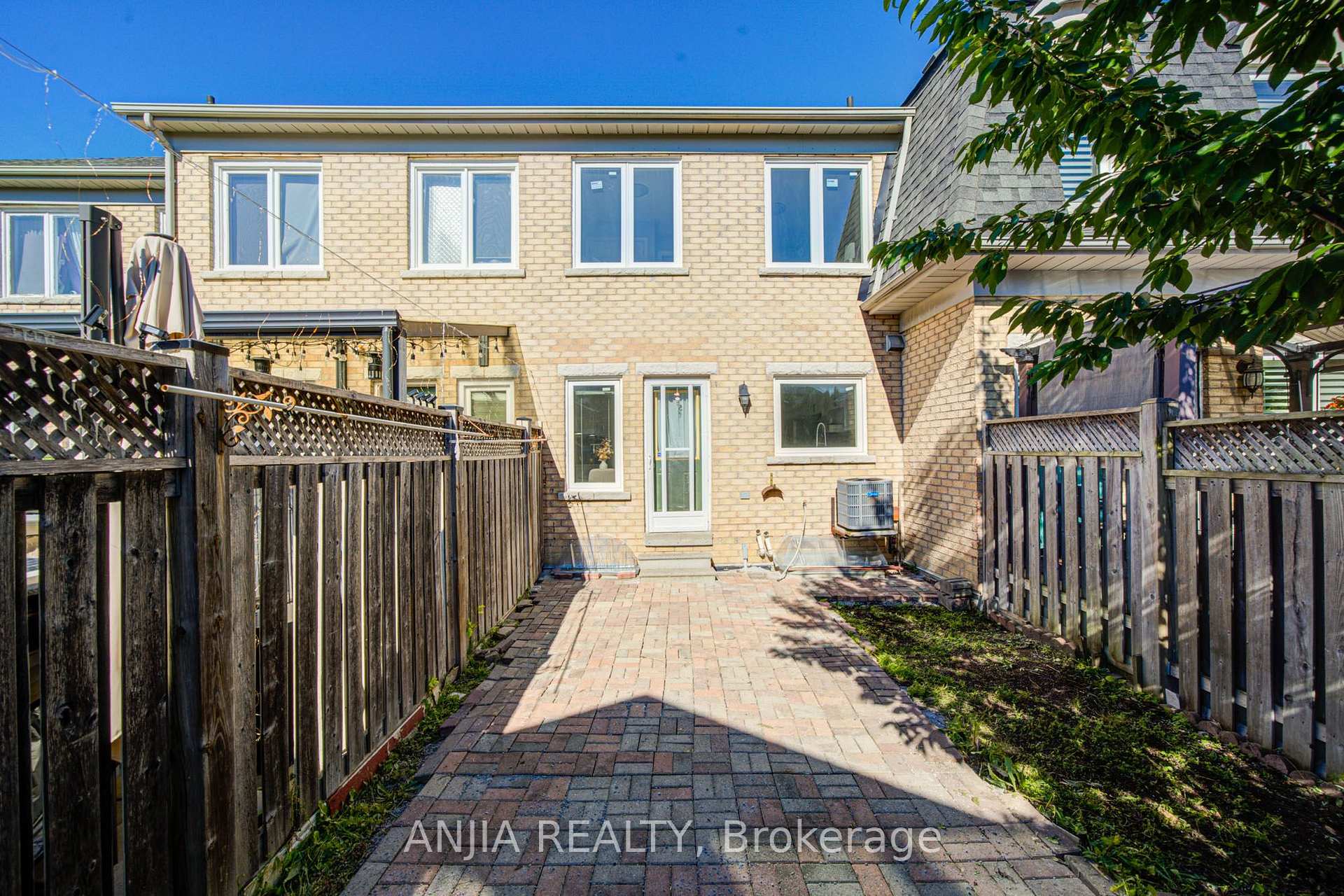 Photo 40 of 44 Pond Drive, Markham, Commerce Valley — HOMEH