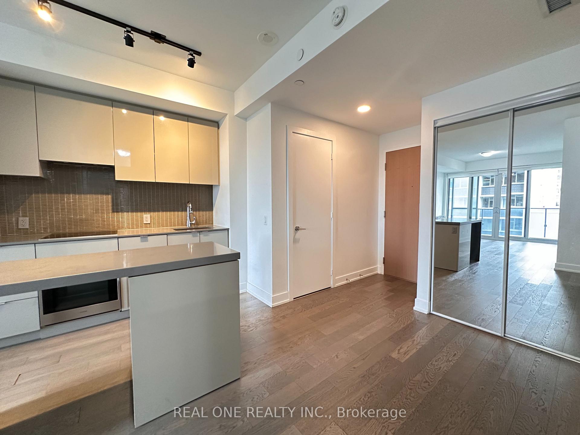 Photo 3 of Unit 1606, 7 Grenville Street, Toronto, Bay Street Corridor — HOMEH
