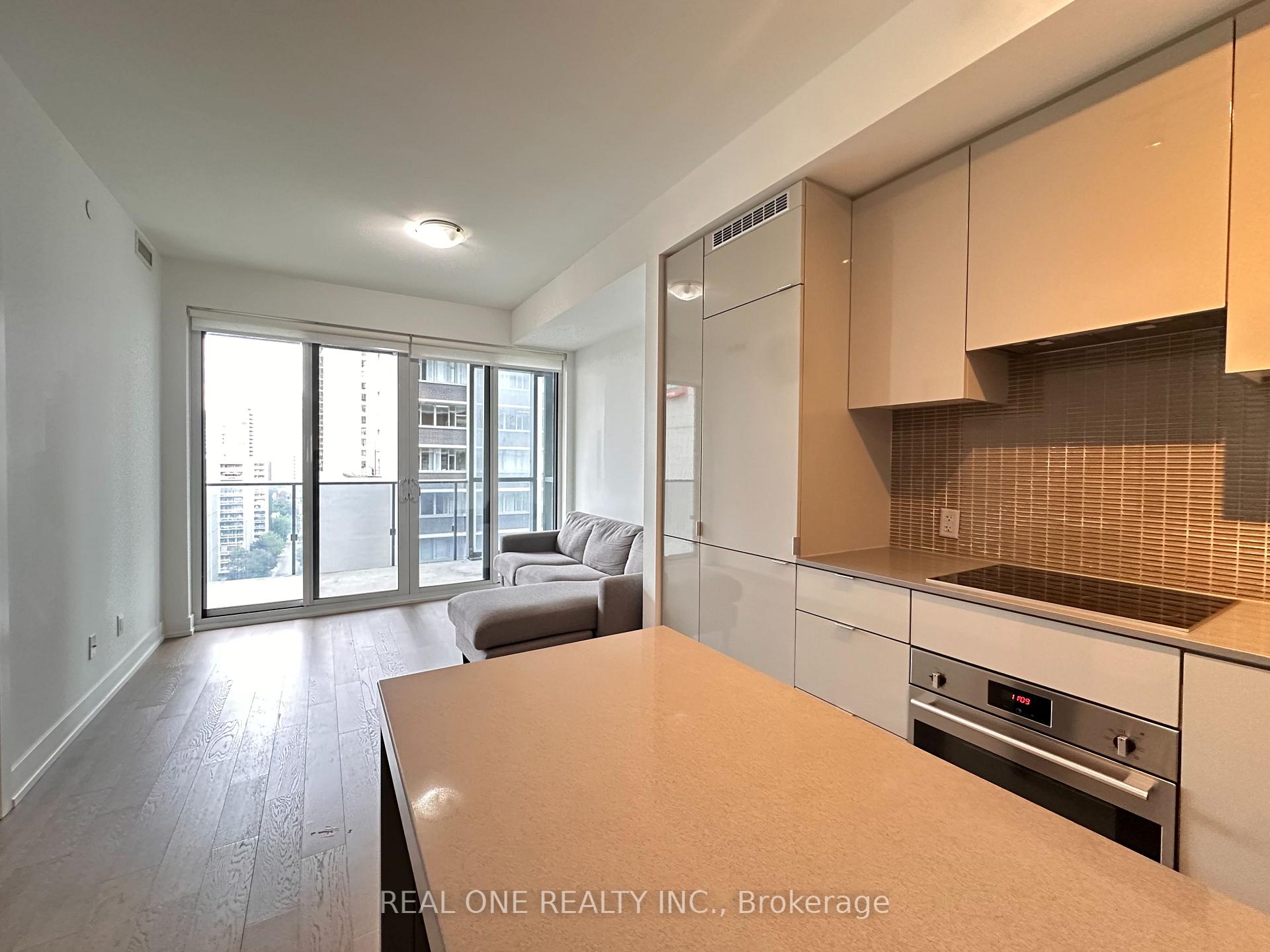Photo 5 of Unit 1606, 7 Grenville Street, Toronto, Bay Street Corridor — HOMEH