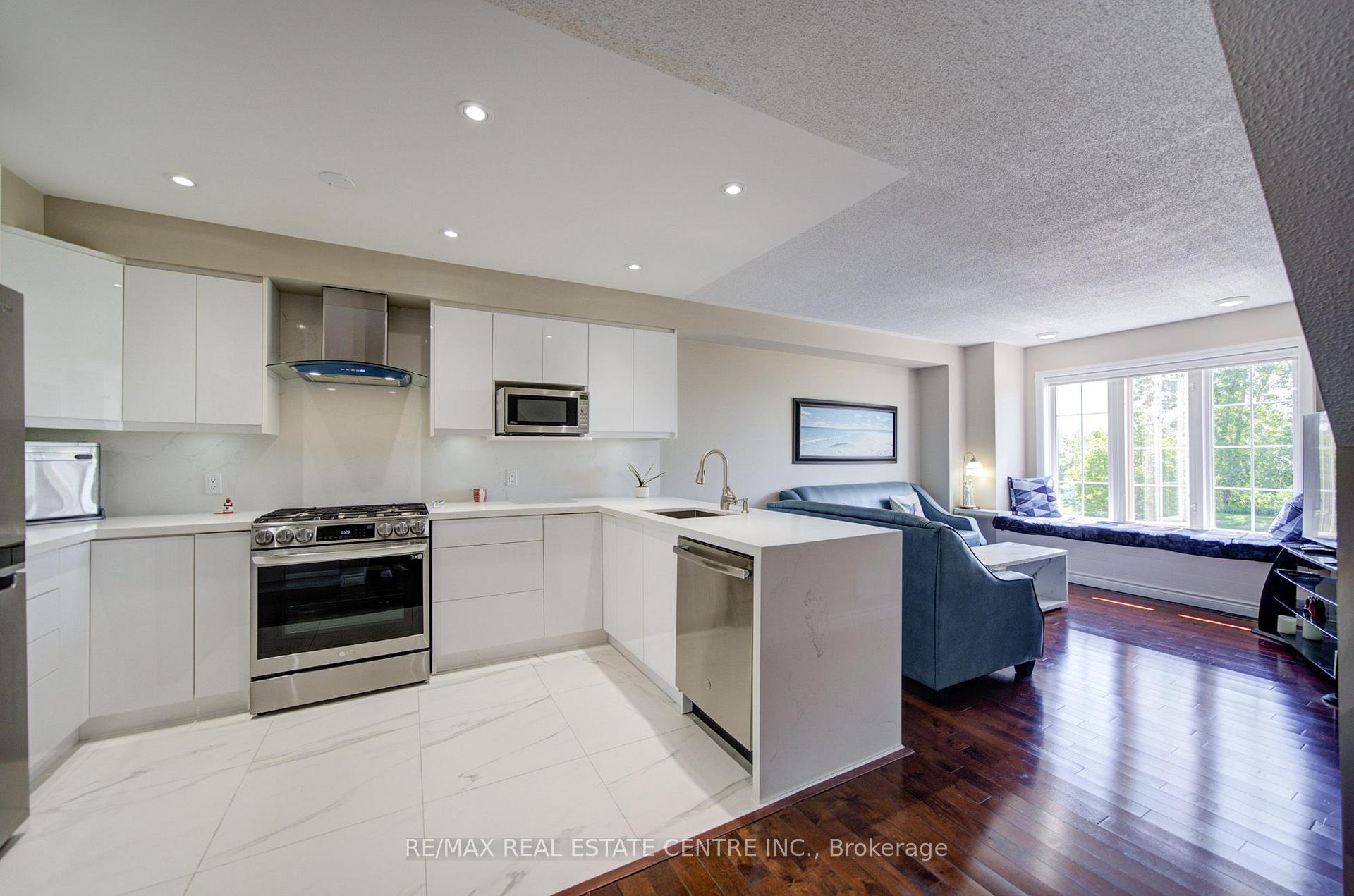 Photo 14 of 22 Lakeridge Drive, Scarborough, Centennial Scarborough — HOMEH