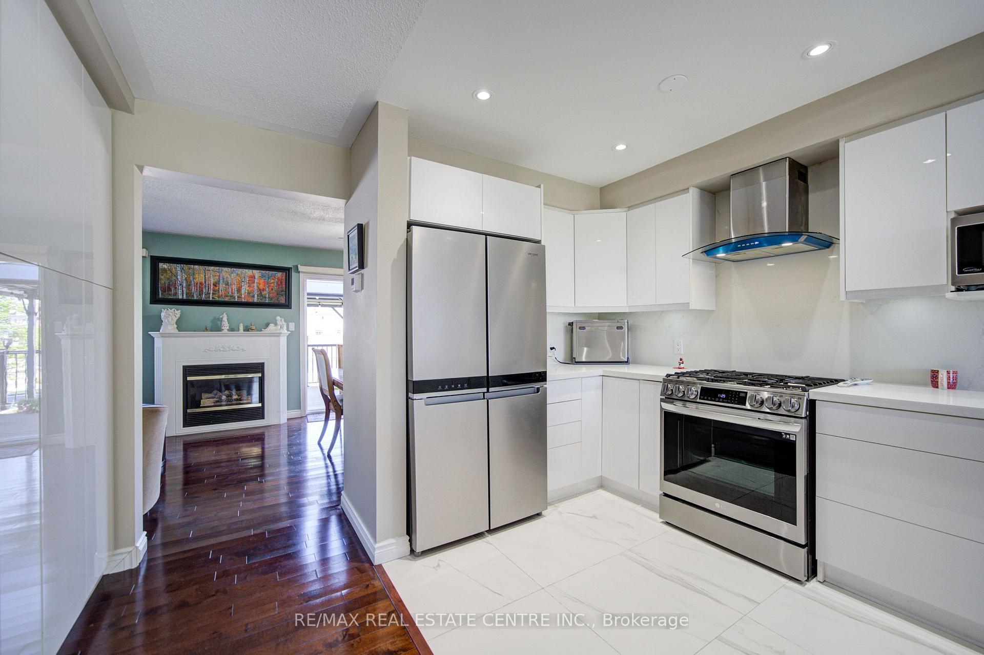 Photo 15 of 22 Lakeridge Drive, Scarborough, Centennial Scarborough — HOMEH