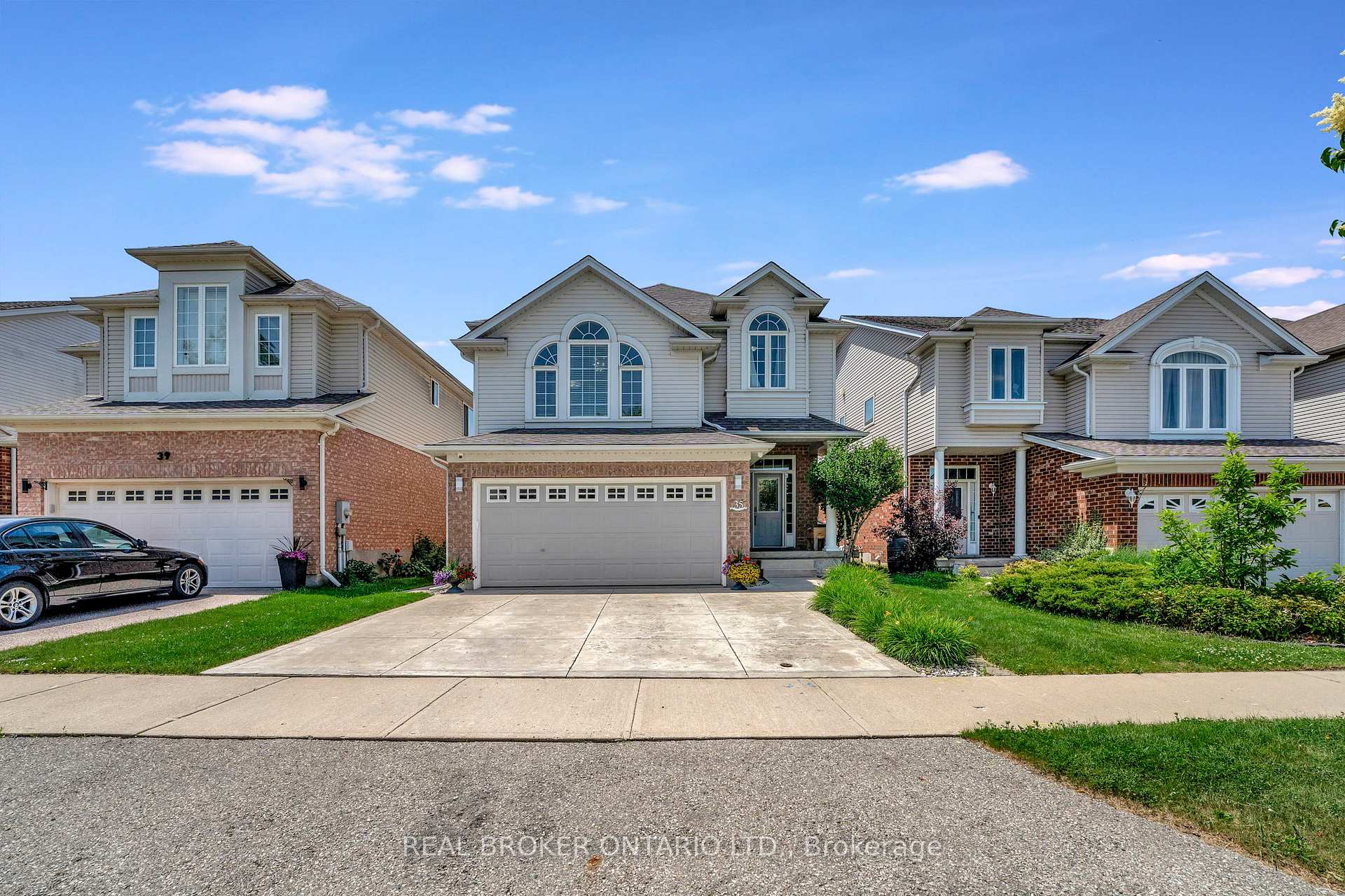 Photo 2 of 35 Dubrick Crescent, Kitchener, Larentian West — HOMEH