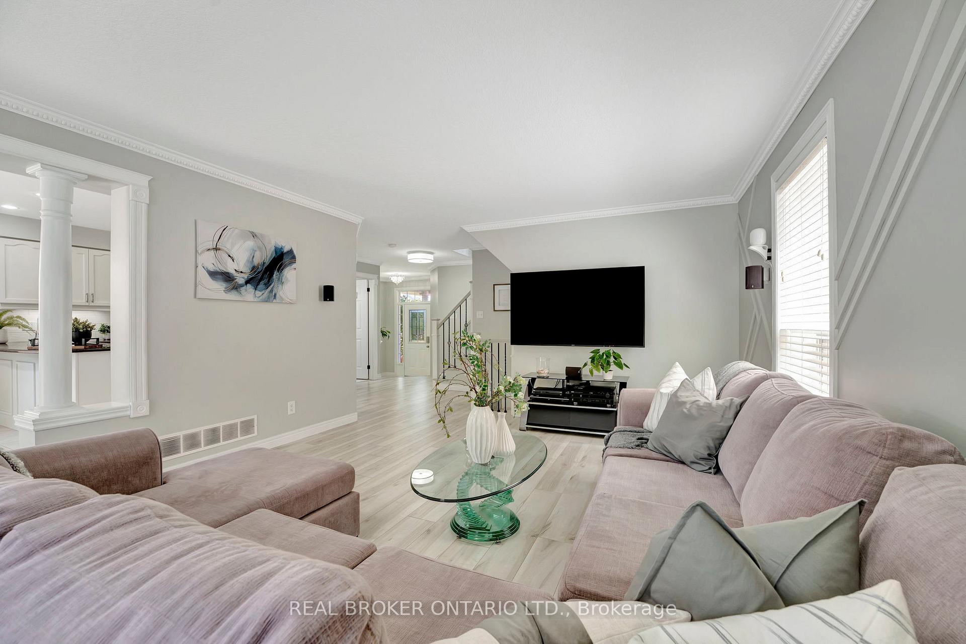 Photo 8 of 35 Dubrick Crescent, Kitchener, Larentian West — HOMEH