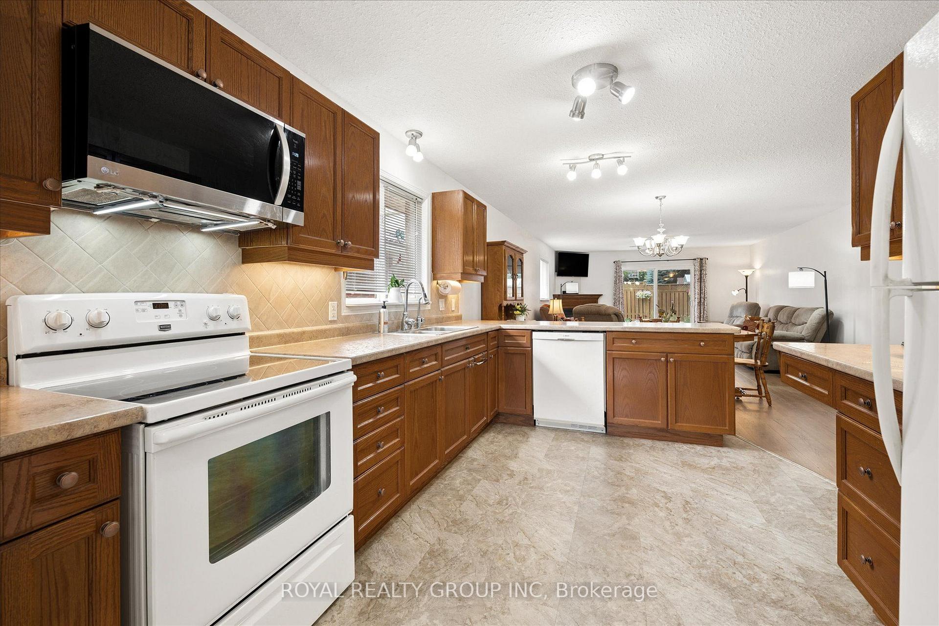 Photo 15 of 244 Fallowfield Drive, Kitchener, Country Hills East — HOMEH