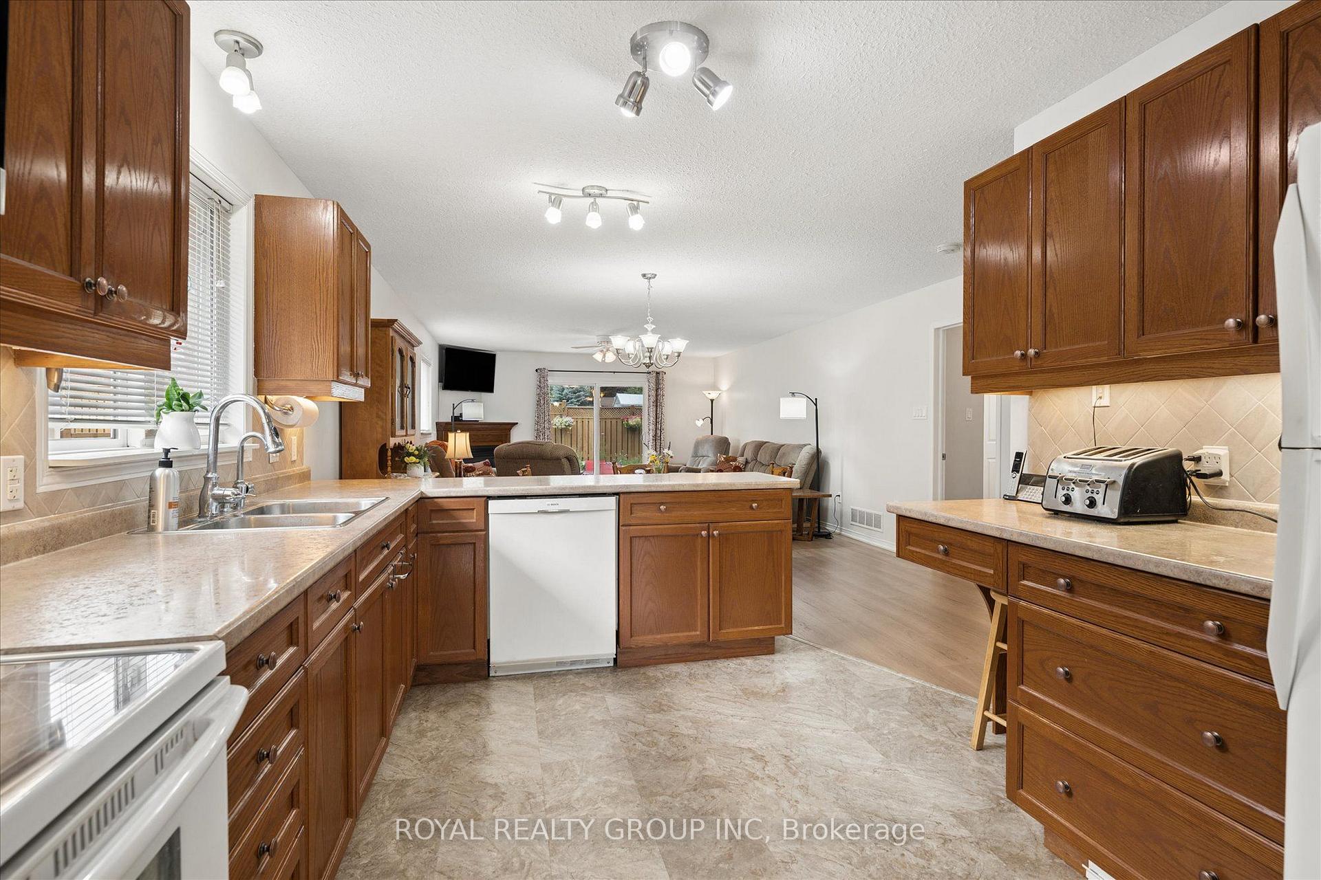 Photo 16 of 244 Fallowfield Drive, Kitchener, Country Hills East — HOMEH