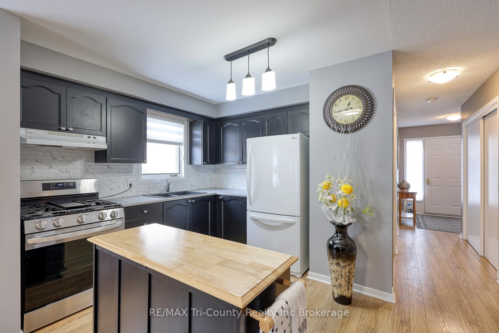 Photo 3 of 33 Wilkins Crescent, Tillsonburg — HOMEH