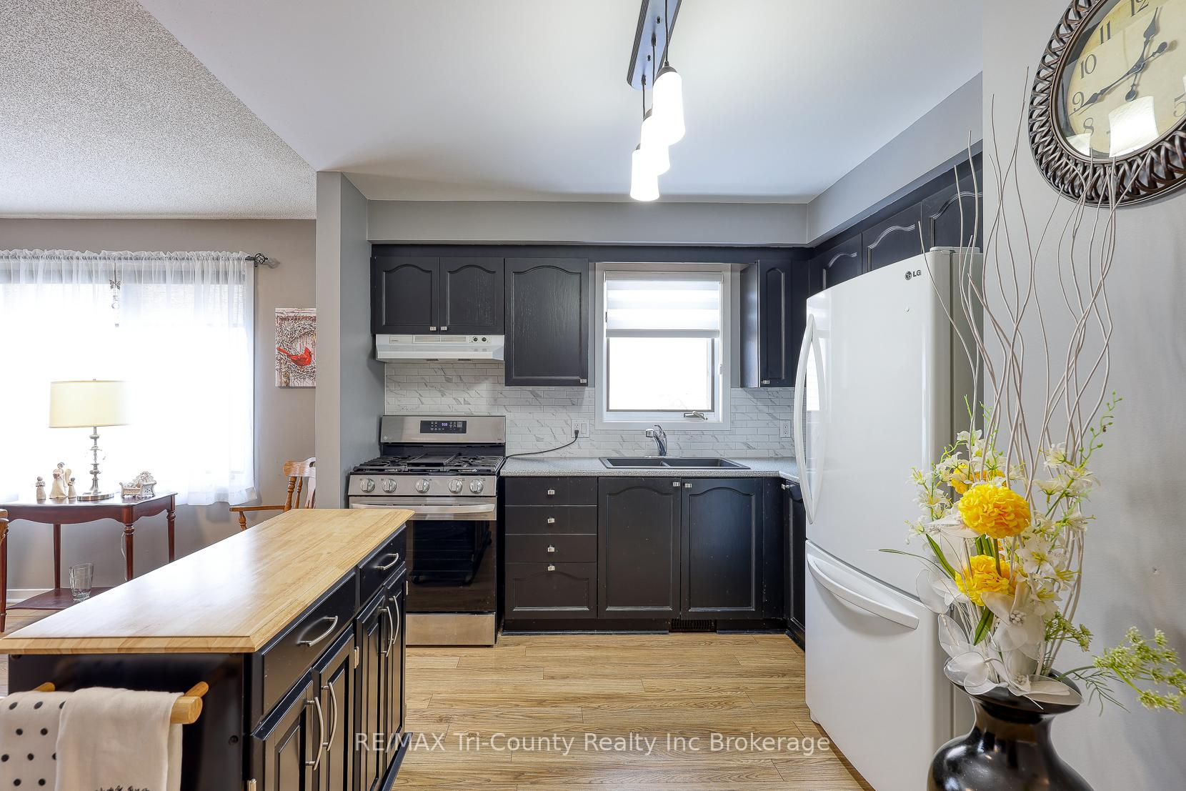 Photo 4 of 33 Wilkins Crescent, Tillsonburg — HOMEH