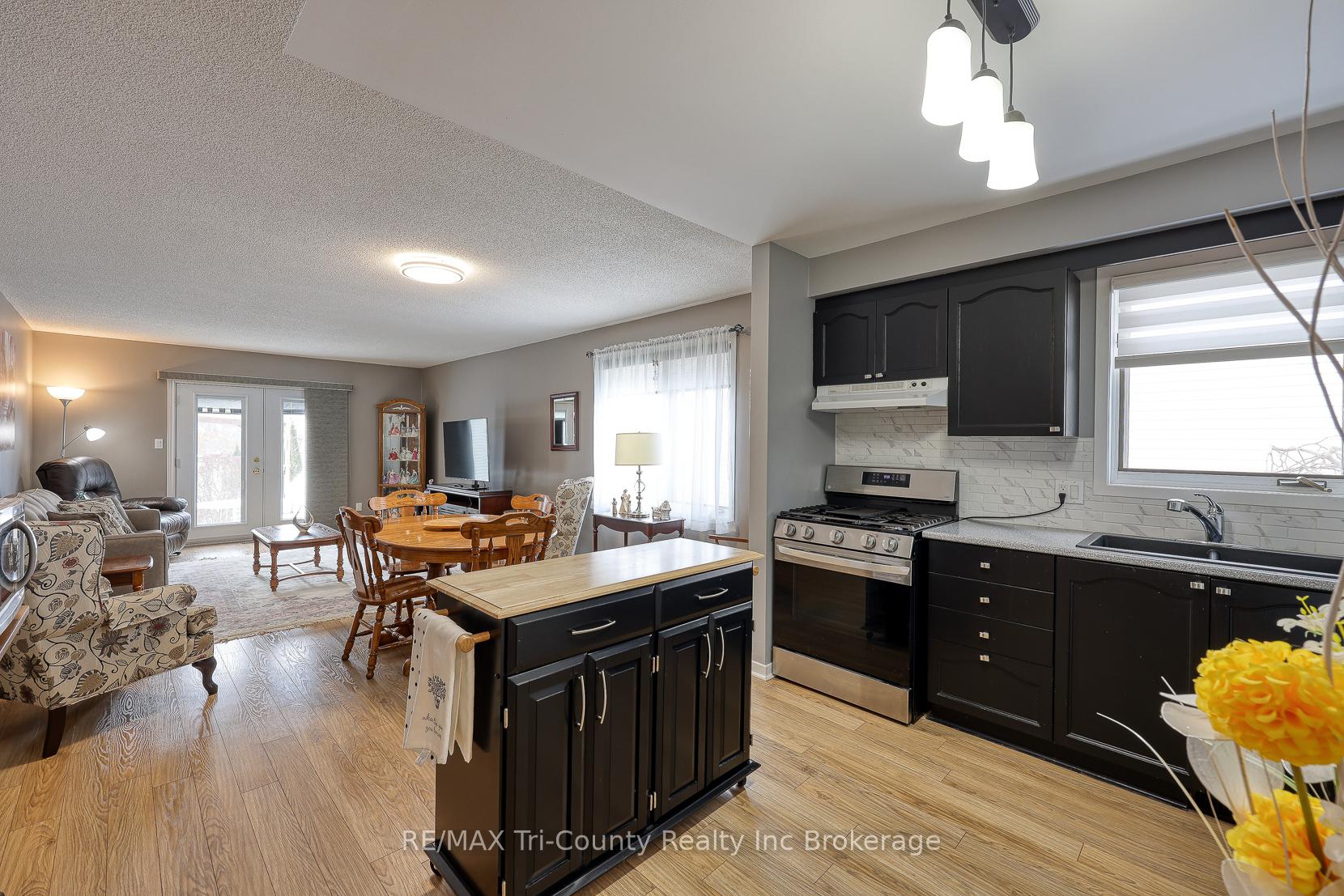 Photo 5 of 33 Wilkins Crescent, Tillsonburg — HOMEH