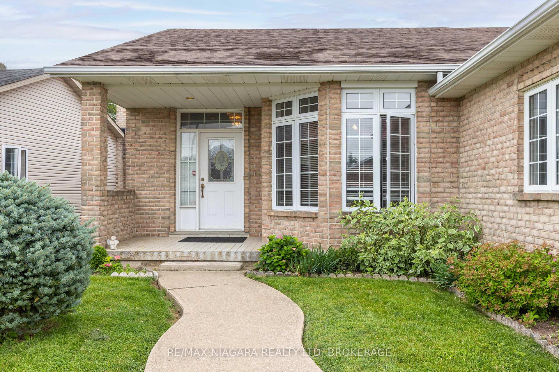 Photo 2 of 8034 Pinellas Park Drive, Niagara Falls, Ascot — HOMEH