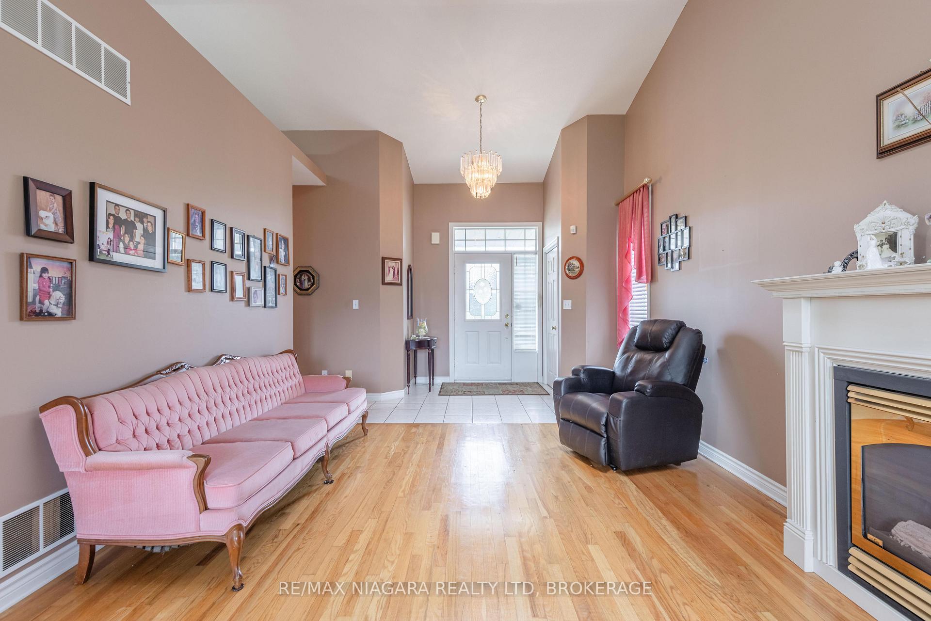 Photo 5 of 8034 Pinellas Park Drive, Niagara Falls, Ascot — HOMEH