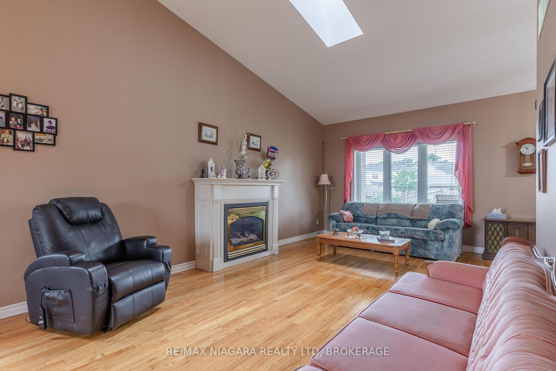Photo 8 of 8034 Pinellas Park Drive, Niagara Falls, Ascot — HOMEH