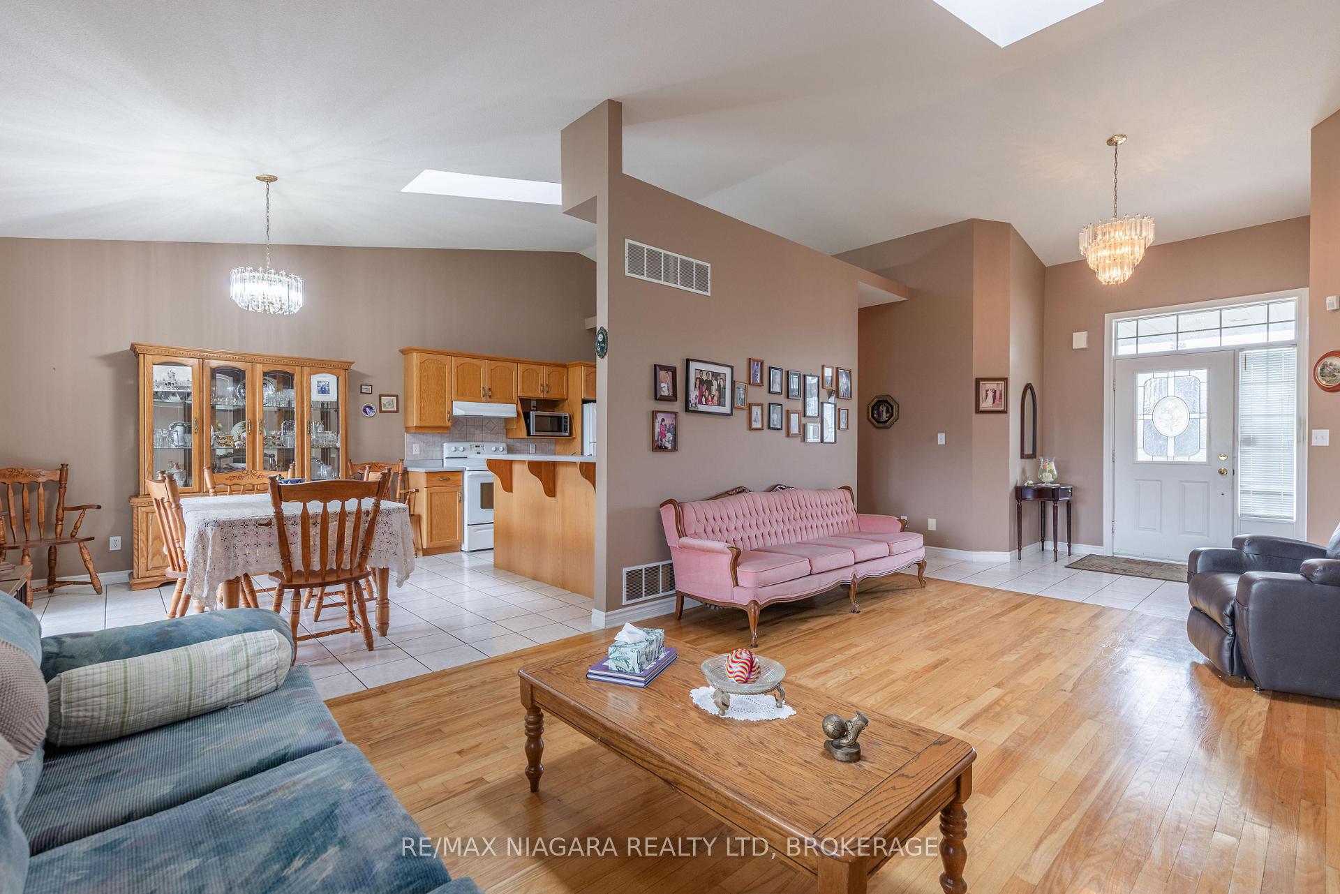 Photo 9 of 8034 Pinellas Park Drive, Niagara Falls, Ascot — HOMEH
