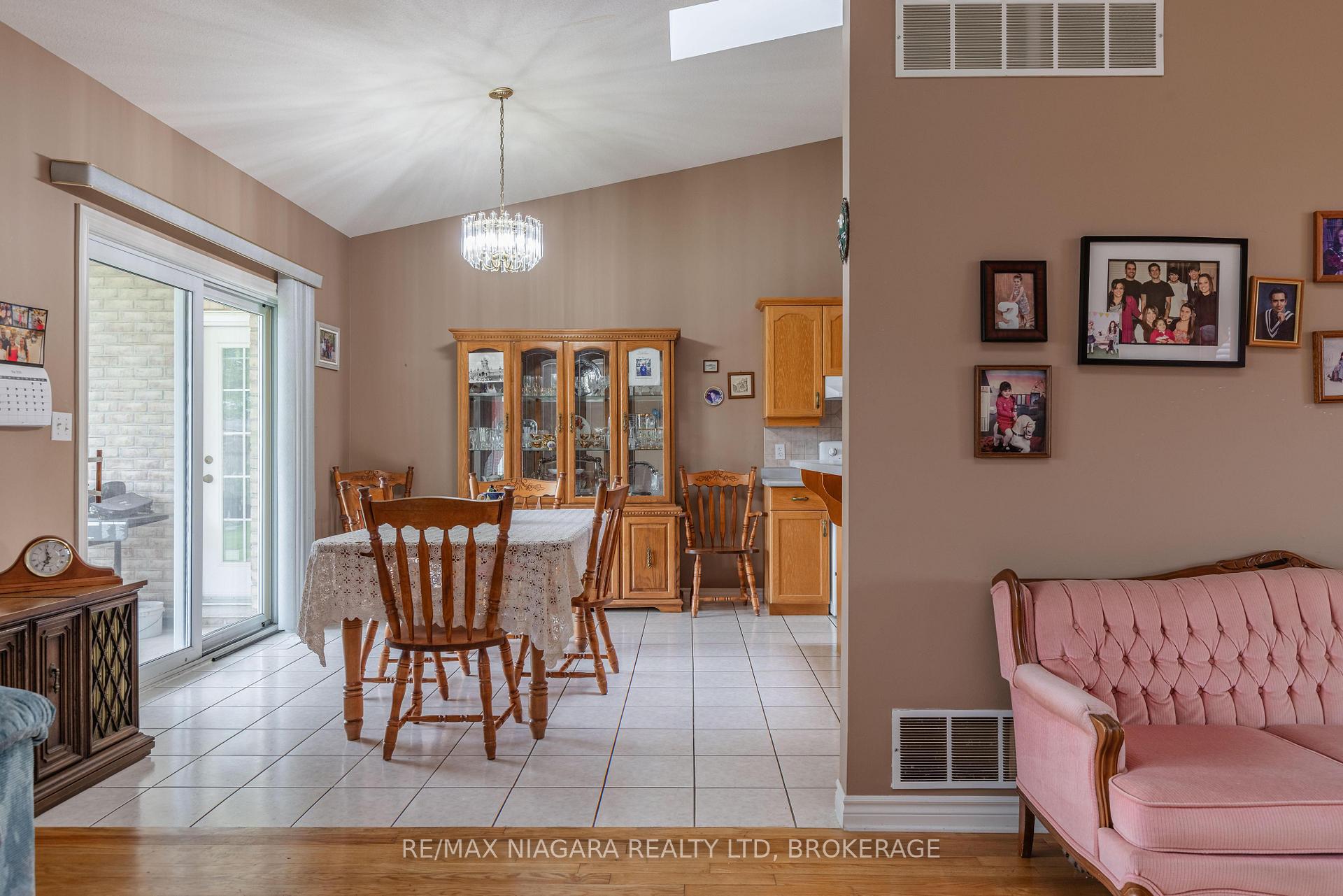 Photo 10 of 8034 Pinellas Park Drive, Niagara Falls, Ascot — HOMEH
