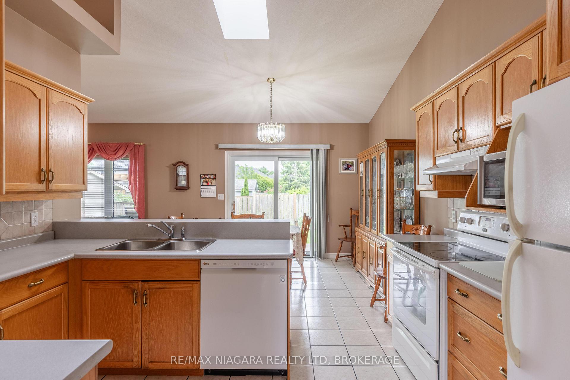 Photo 11 of 8034 Pinellas Park Drive, Niagara Falls, Ascot — HOMEH
