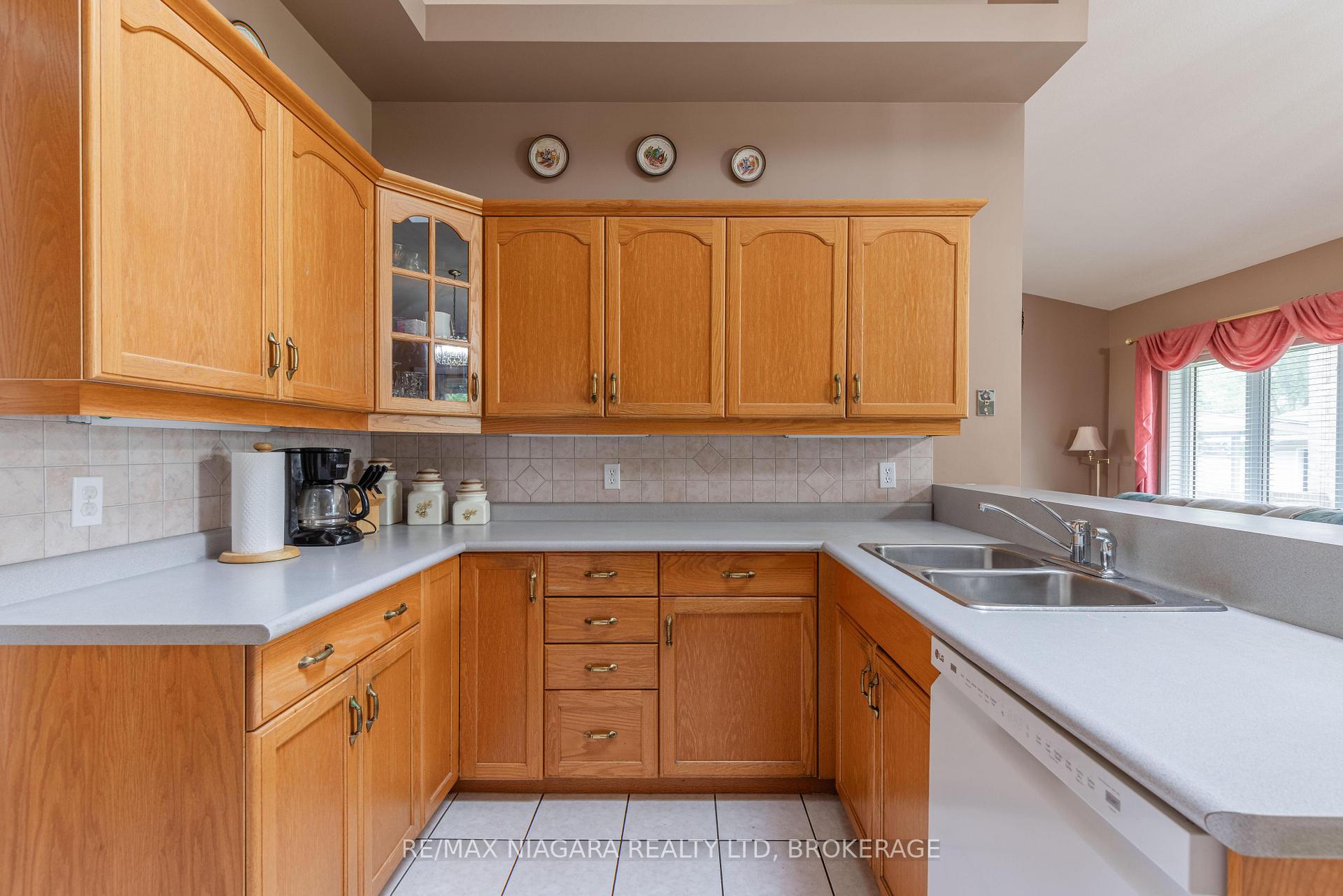Photo 12 of 8034 Pinellas Park Drive, Niagara Falls, Ascot — HOMEH