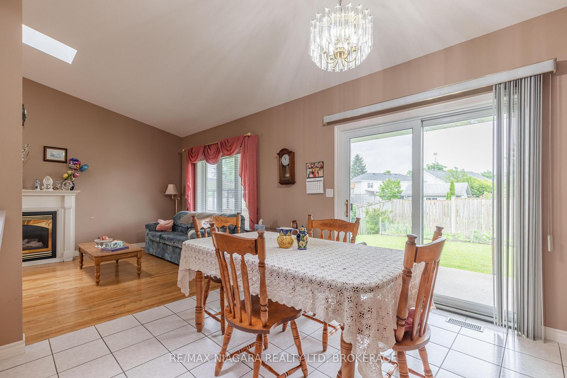 Photo 13 of 8034 Pinellas Park Drive, Niagara Falls, Ascot — HOMEH