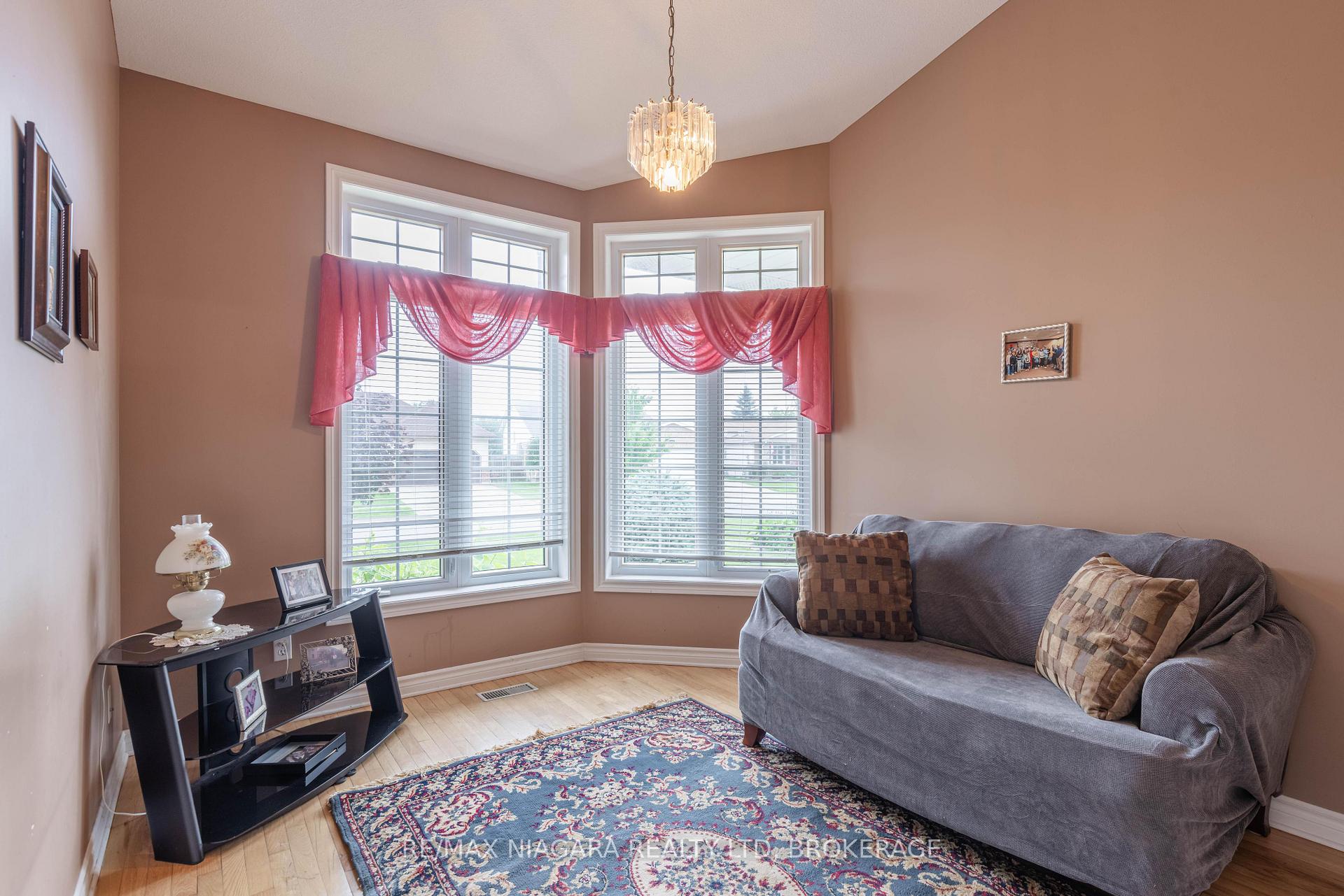 Photo 14 of 8034 Pinellas Park Drive, Niagara Falls, Ascot — HOMEH