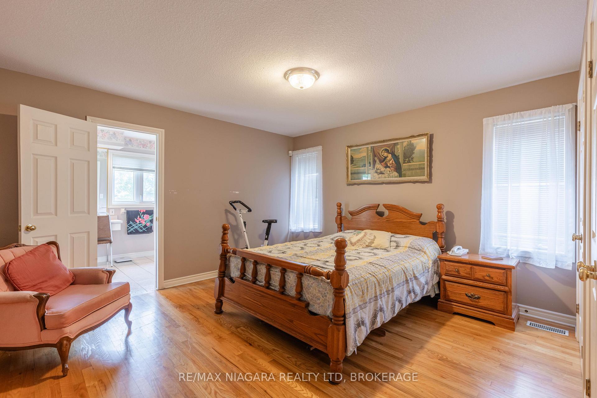 Photo 15 of 8034 Pinellas Park Drive, Niagara Falls, Ascot — HOMEH