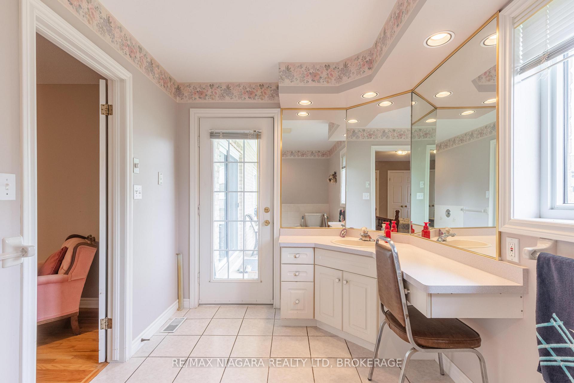 Photo 16 of 8034 Pinellas Park Drive, Niagara Falls, Ascot — HOMEH