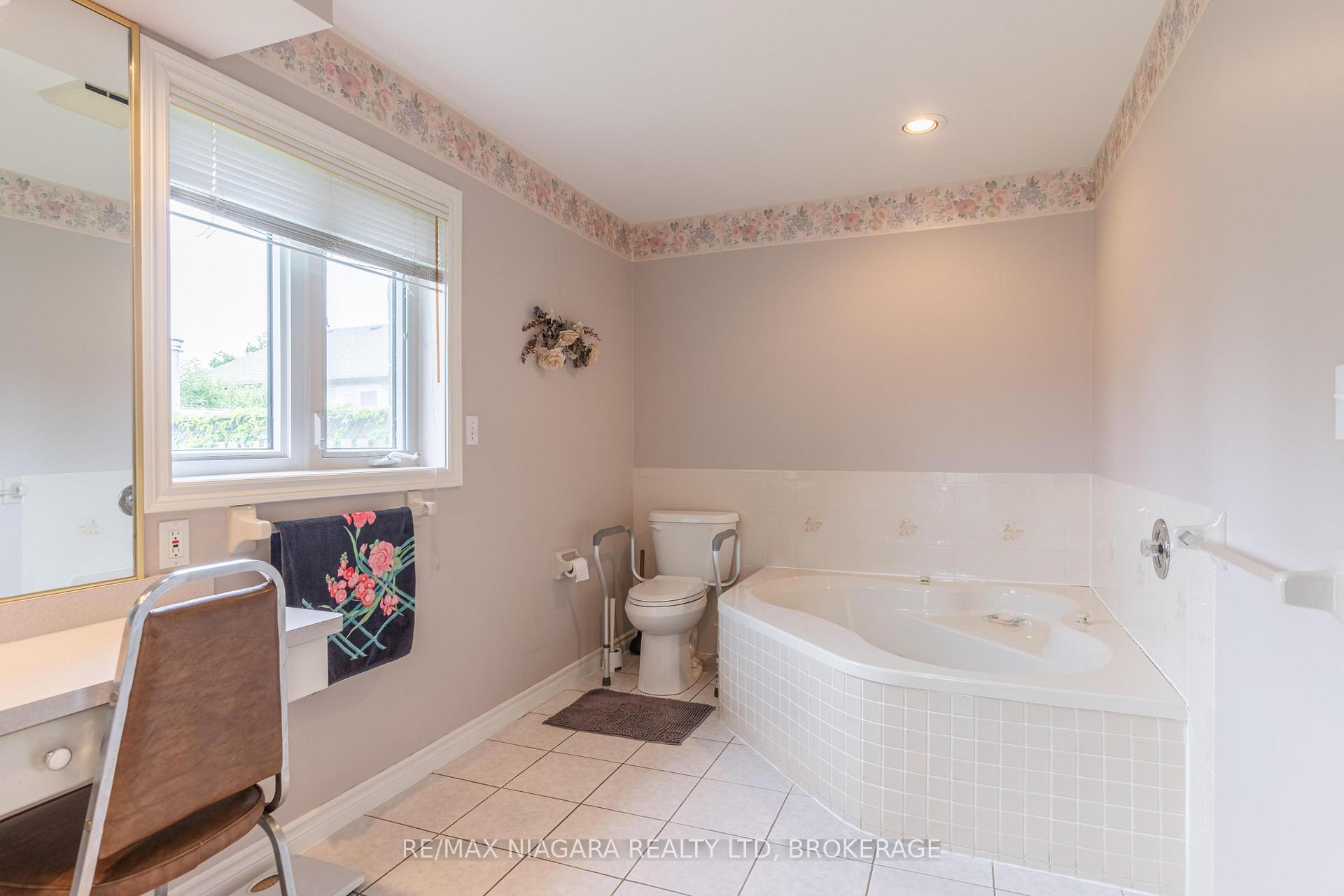 Photo 17 of 8034 Pinellas Park Drive, Niagara Falls, Ascot — HOMEH