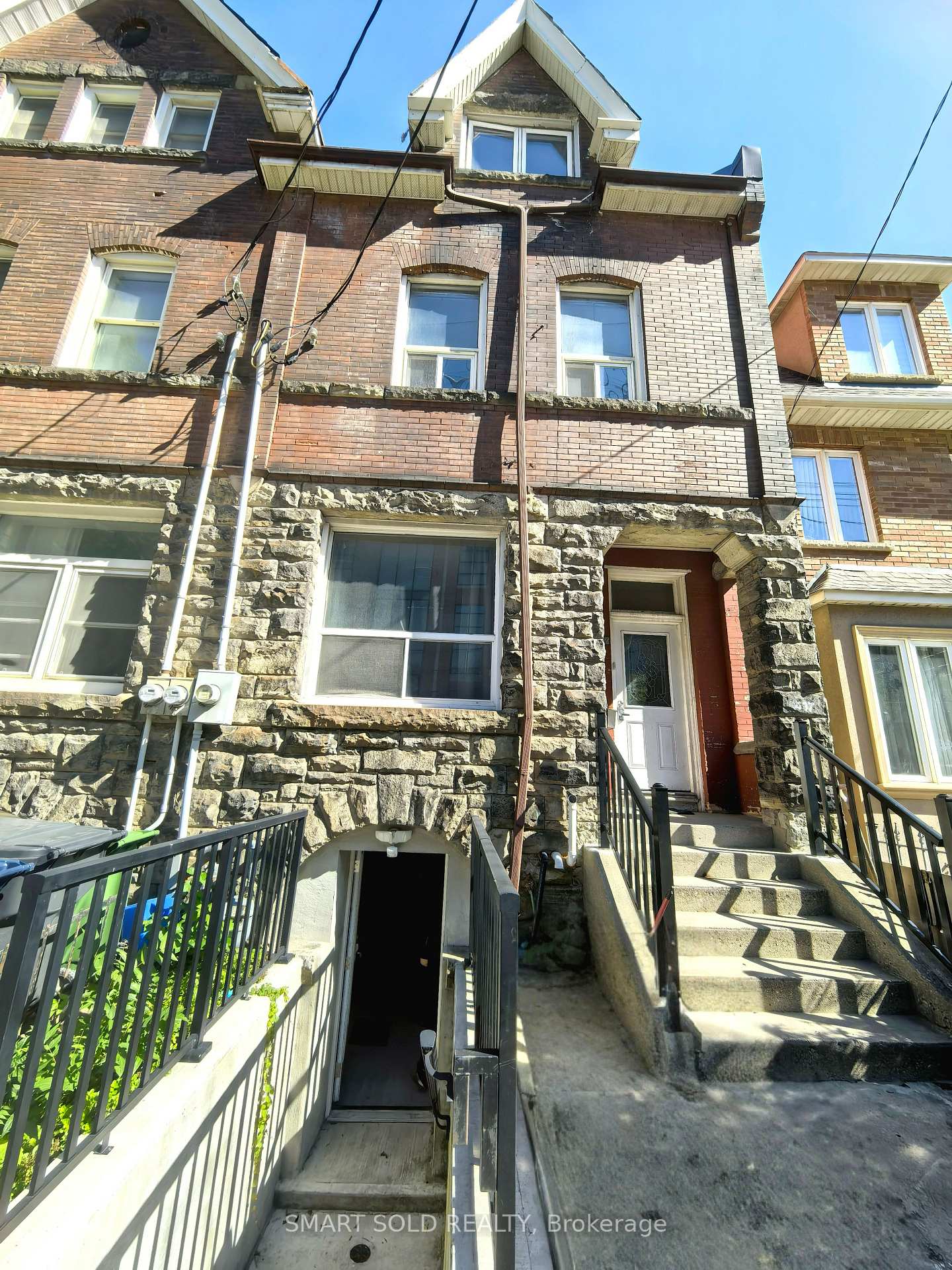 Photo 1 of Upper 437 Bathurst Street, Toronto, Kensington-Chinatown — HOMEH