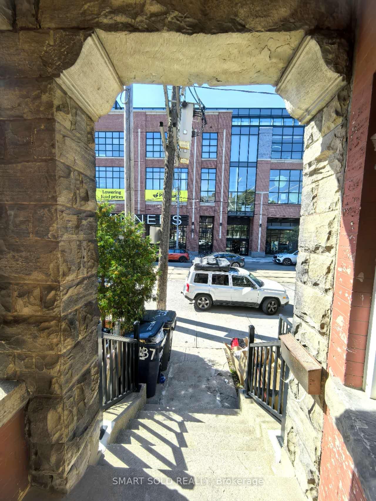 Photo 2 of Upper 437 Bathurst Street, Toronto, Kensington-Chinatown — HOMEH