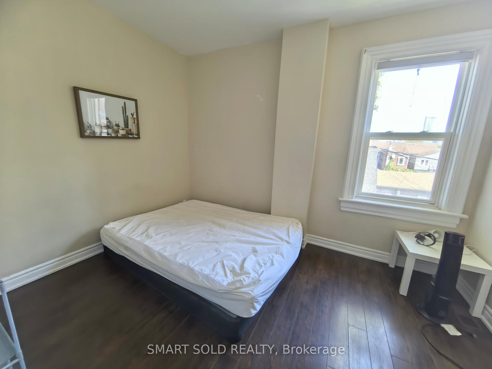 Photo 3 of Upper 437 Bathurst Street, Toronto, Kensington-Chinatown — HOMEH