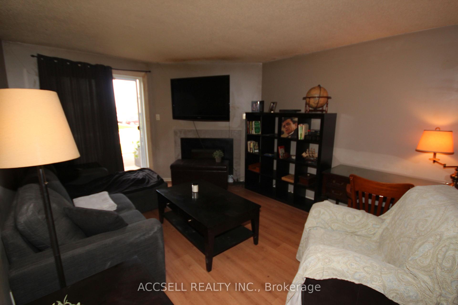Photo 3 of Unit 111, 731 Deveron Crescent, London, South T — HOMEH