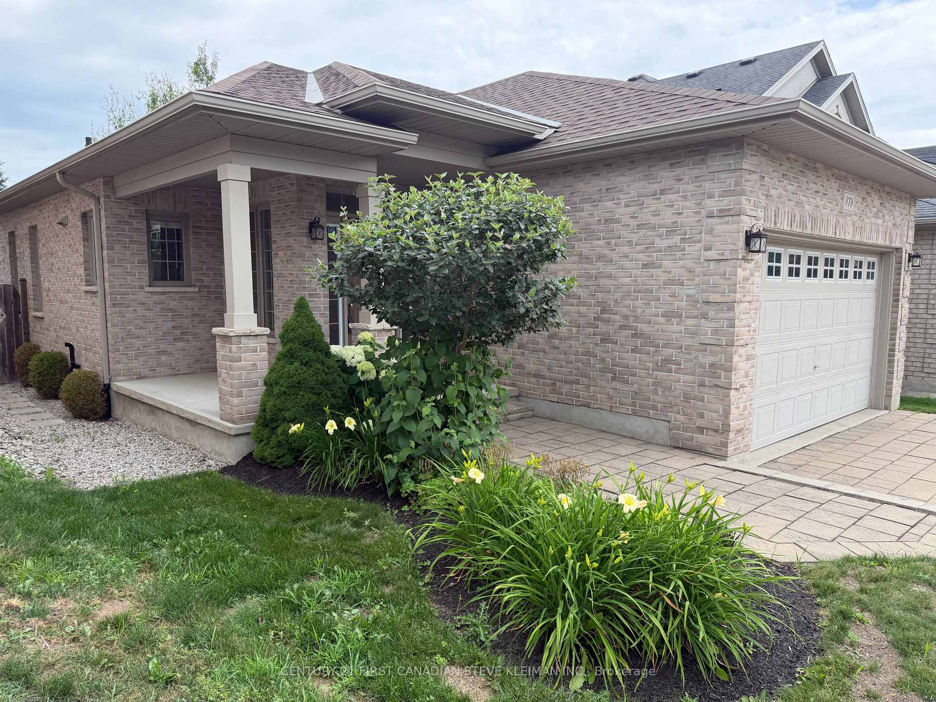 Photo 3 of 879 Garibaldi Avenue, London, North B — HOMEH