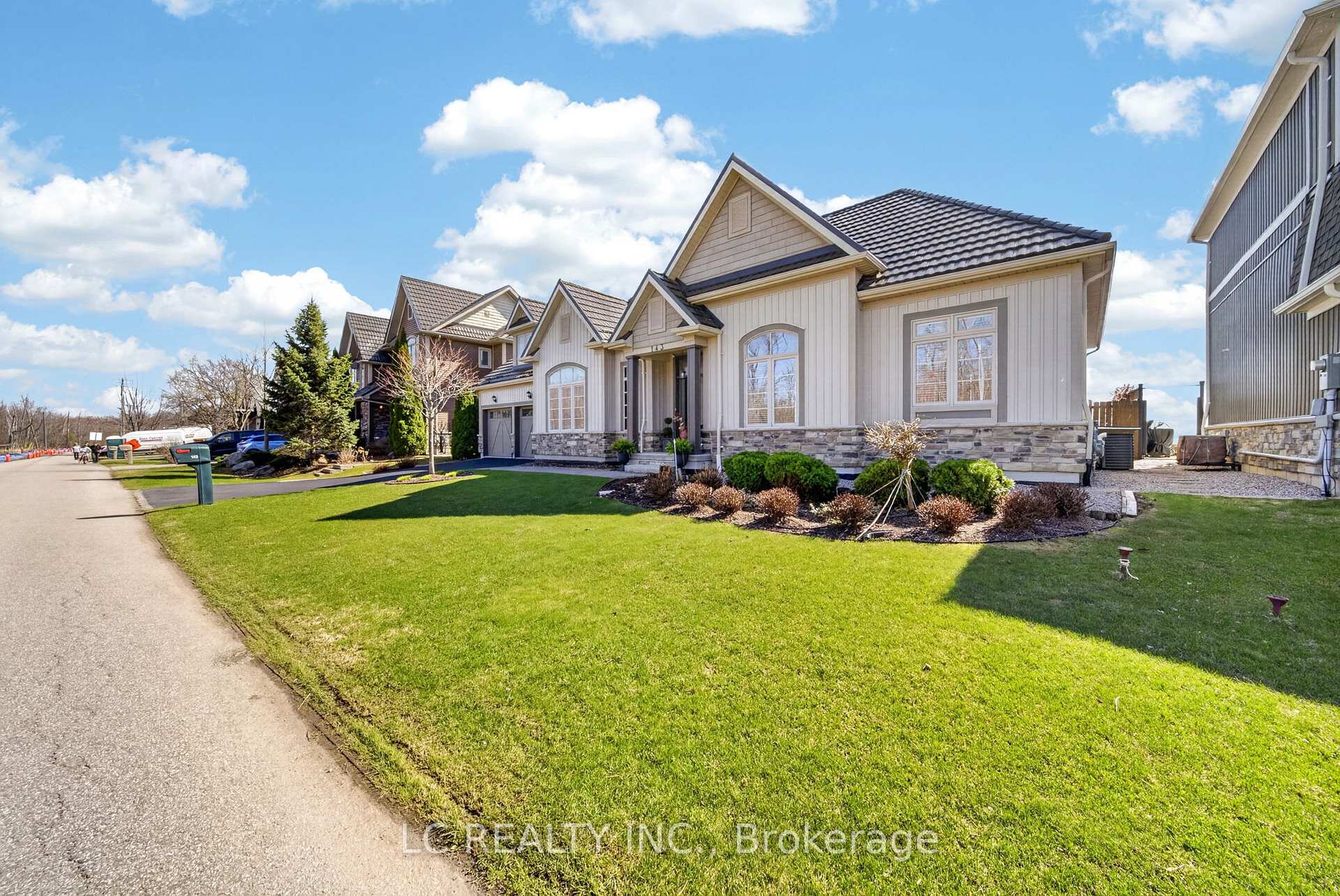 Photo 3 of 143 Victoria Crescent, Orillia — HOMEH