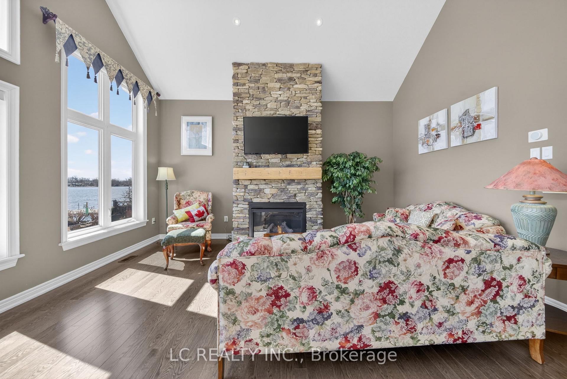Photo 12 of 143 Victoria Crescent, Orillia — HOMEH